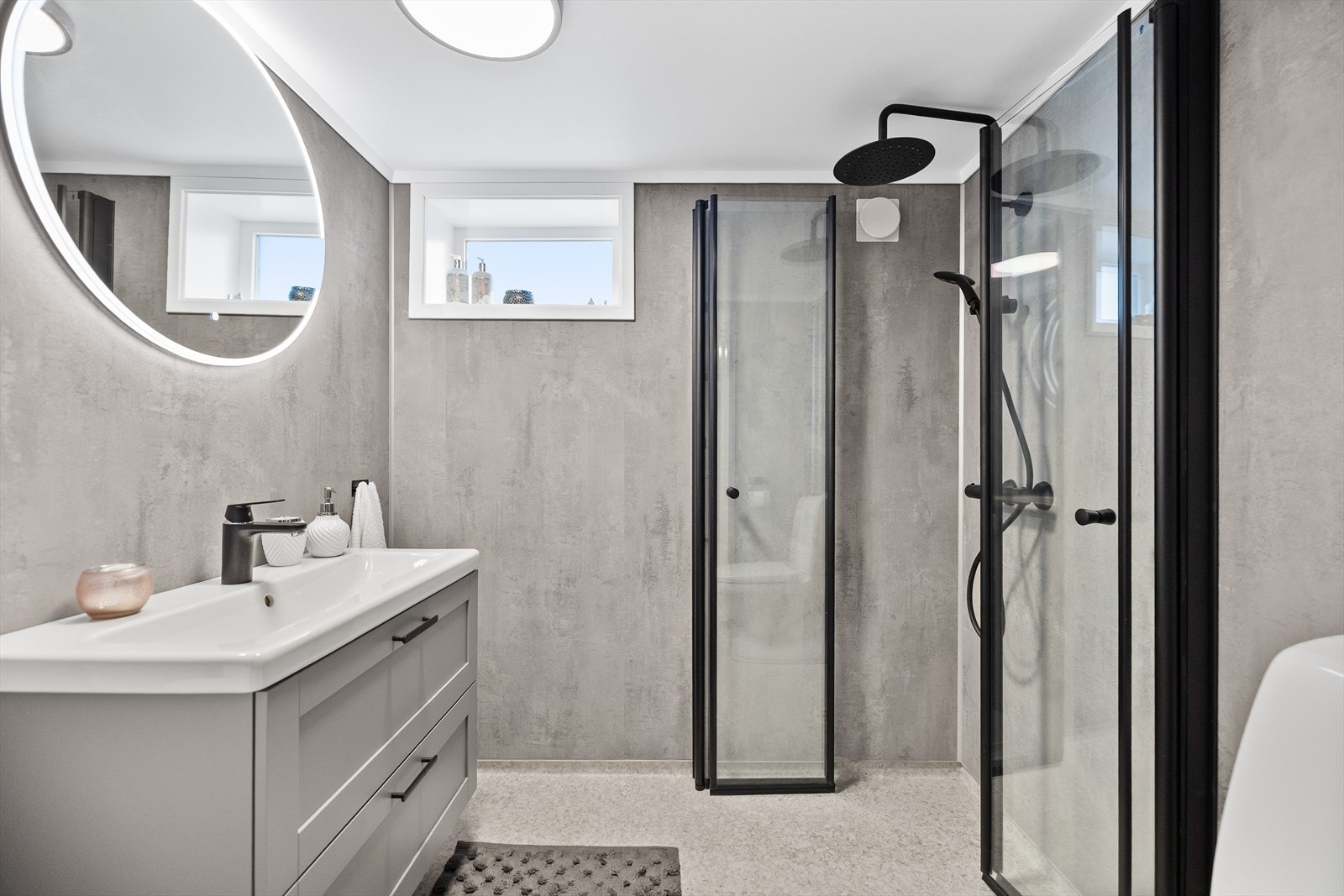 Baderom i kjeller med helsveiset vinylbelegg på støpt gulv med gulvvarme. Badet ble overflateoppusset i 2023. Galleribilde