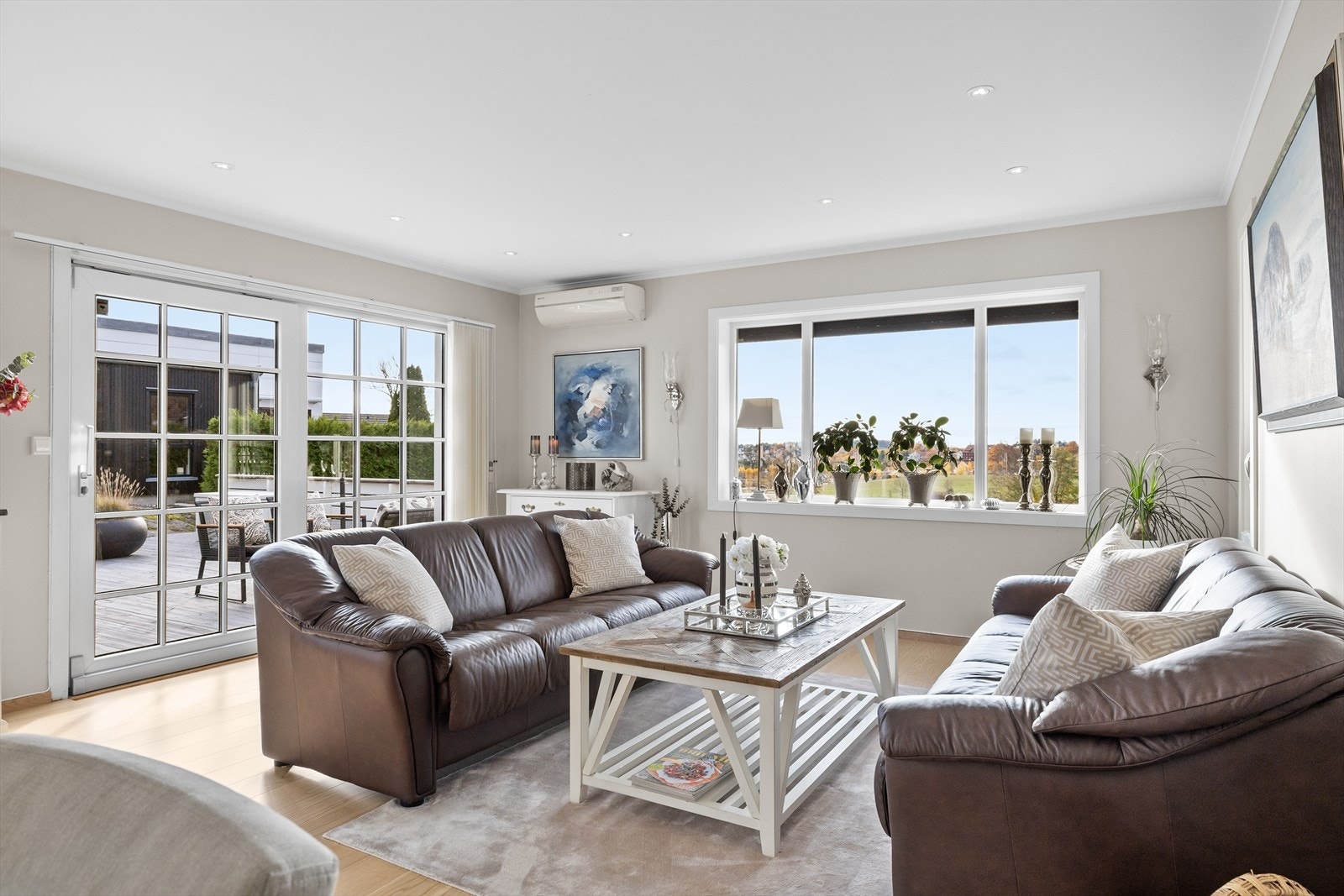 Denne boligen fremstår som lys, velholdt og gjennomgående oppgradert med pene overflater og funksjonelle løsninger. Galleribilde