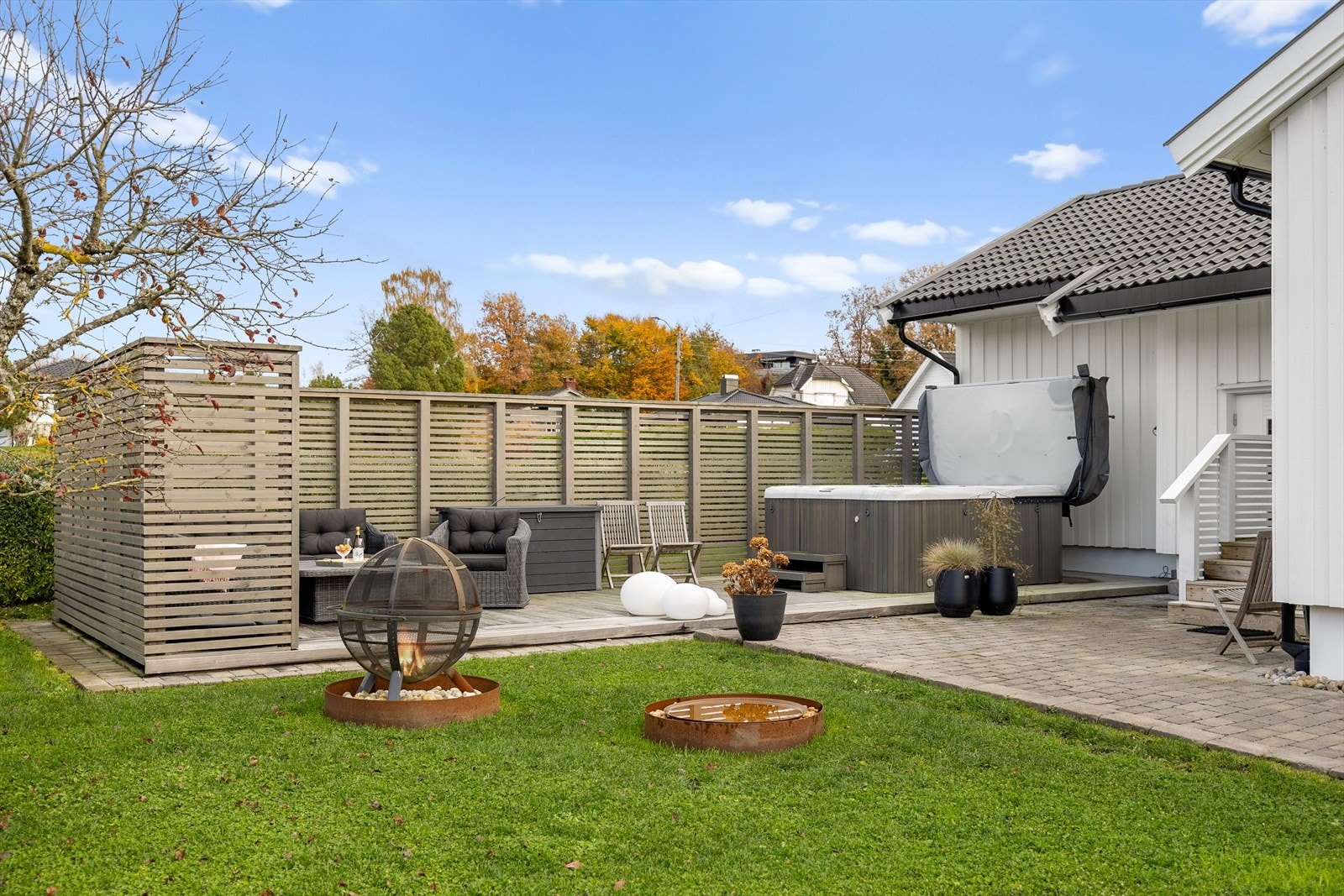 Uteområdet er fint opparbeidet med flere soner. Her har man plass til jacuzzi (medfølger-det gis ikke garanti på jacuzzien) og utemøbeler. Vedlikeholdsfrie kebony terrassebord. Galleribilde