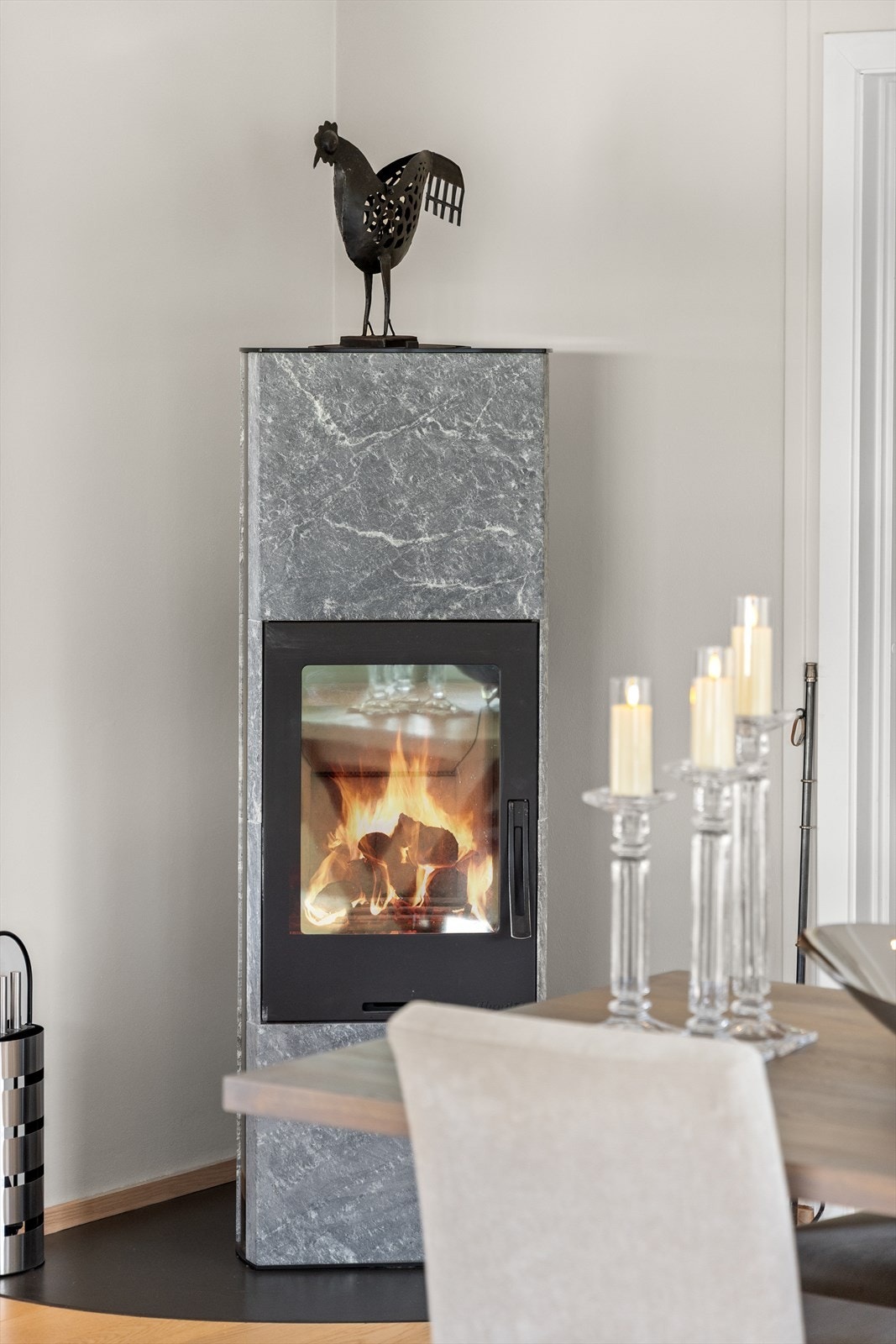 Flott klebersteinsovn med varmemagasin i stue fra 2010. Galleribilde