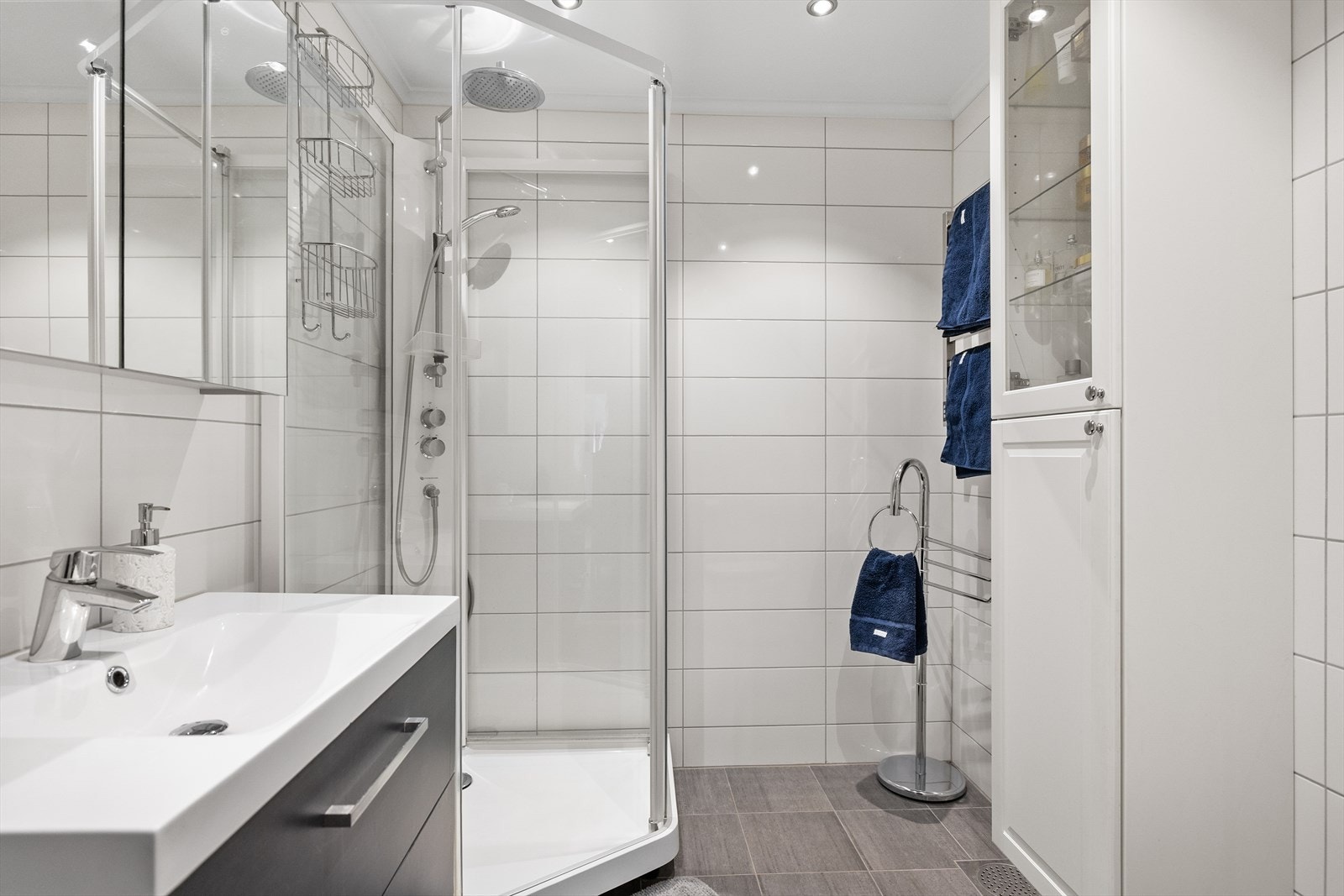 I første etasje finner du også et delikat bad med flislagt gulv og elektriske varmekabler som gir behagelig komfort. Galleribilde