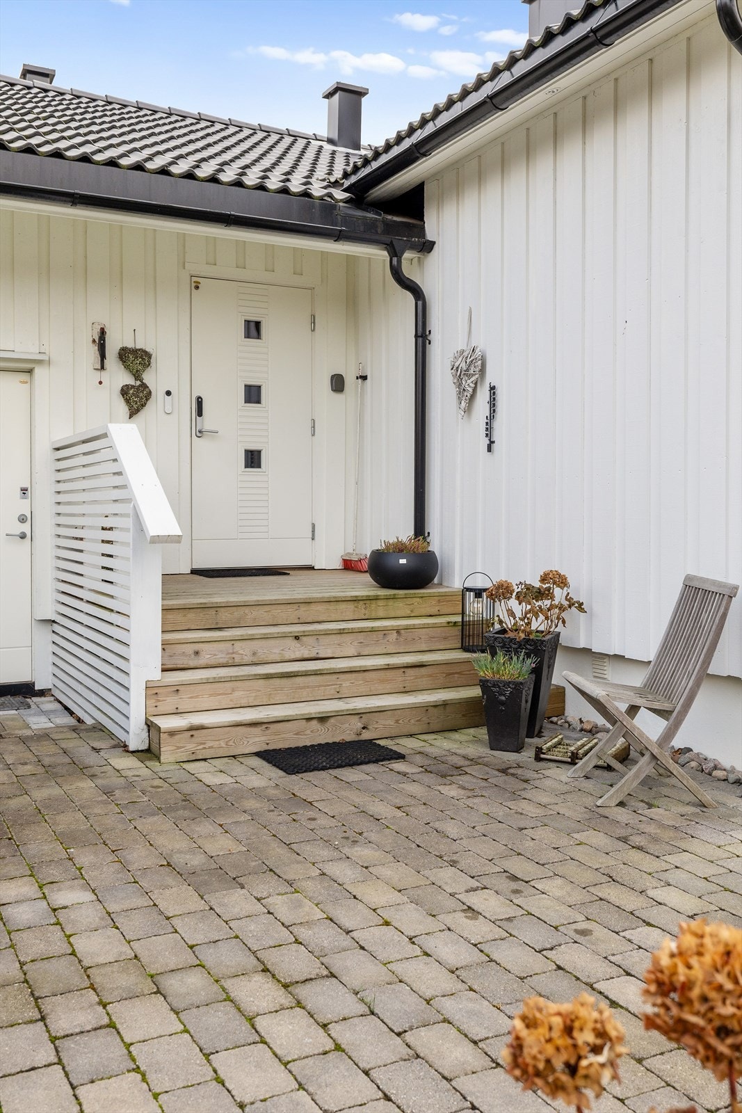 Flott inngangsparti med belegningsstein. Galleribilde