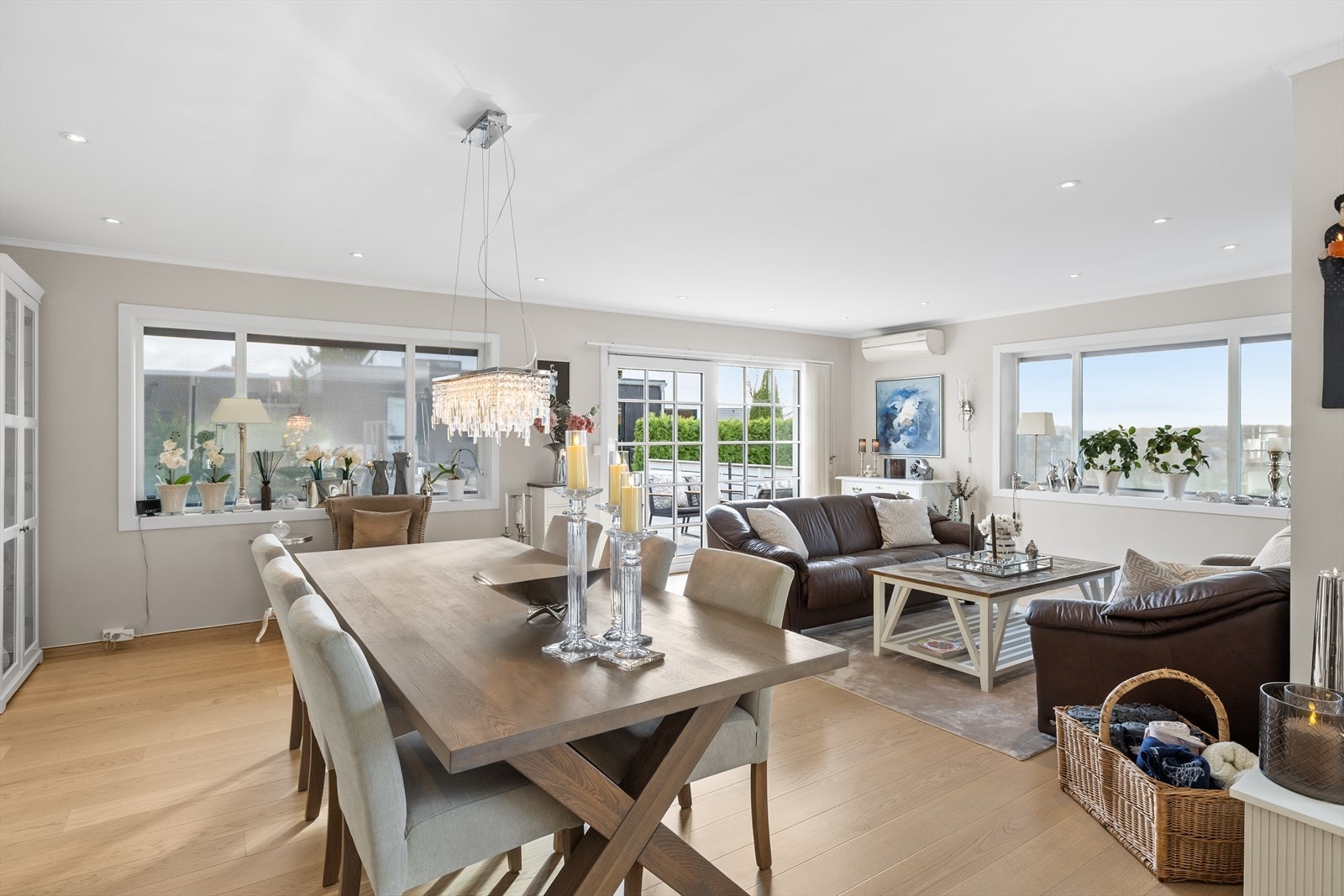 Stuen er romslig med god plass til både spisebord og sofagruppe. Det er montert utvendige elektriske screens på to stuevinduer. Det er både varmepumpe og klebersteinsovn i stuen. Luft til luft varmepumpen er fra 2022. Galleribilde