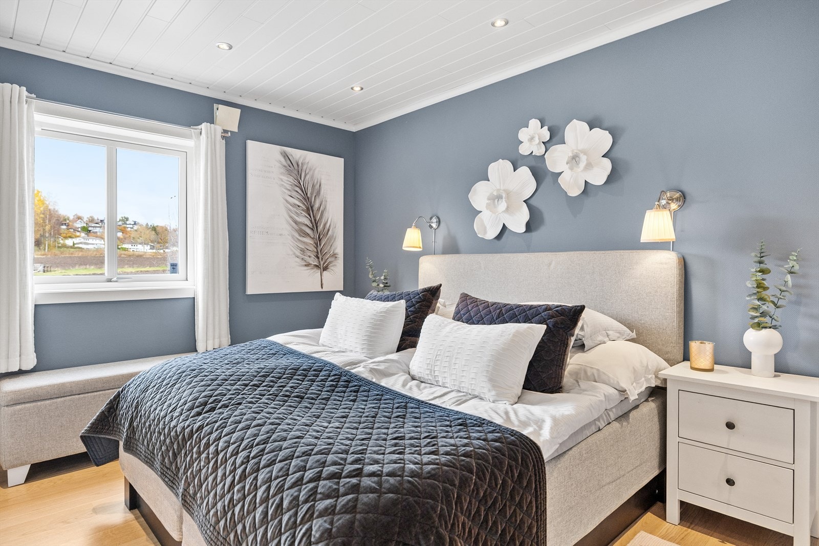 Boligen har 3 soverom som alle ligger i 1. etasje. Hovedsoverommet har god plass til seng og garderobe. Galleribilde