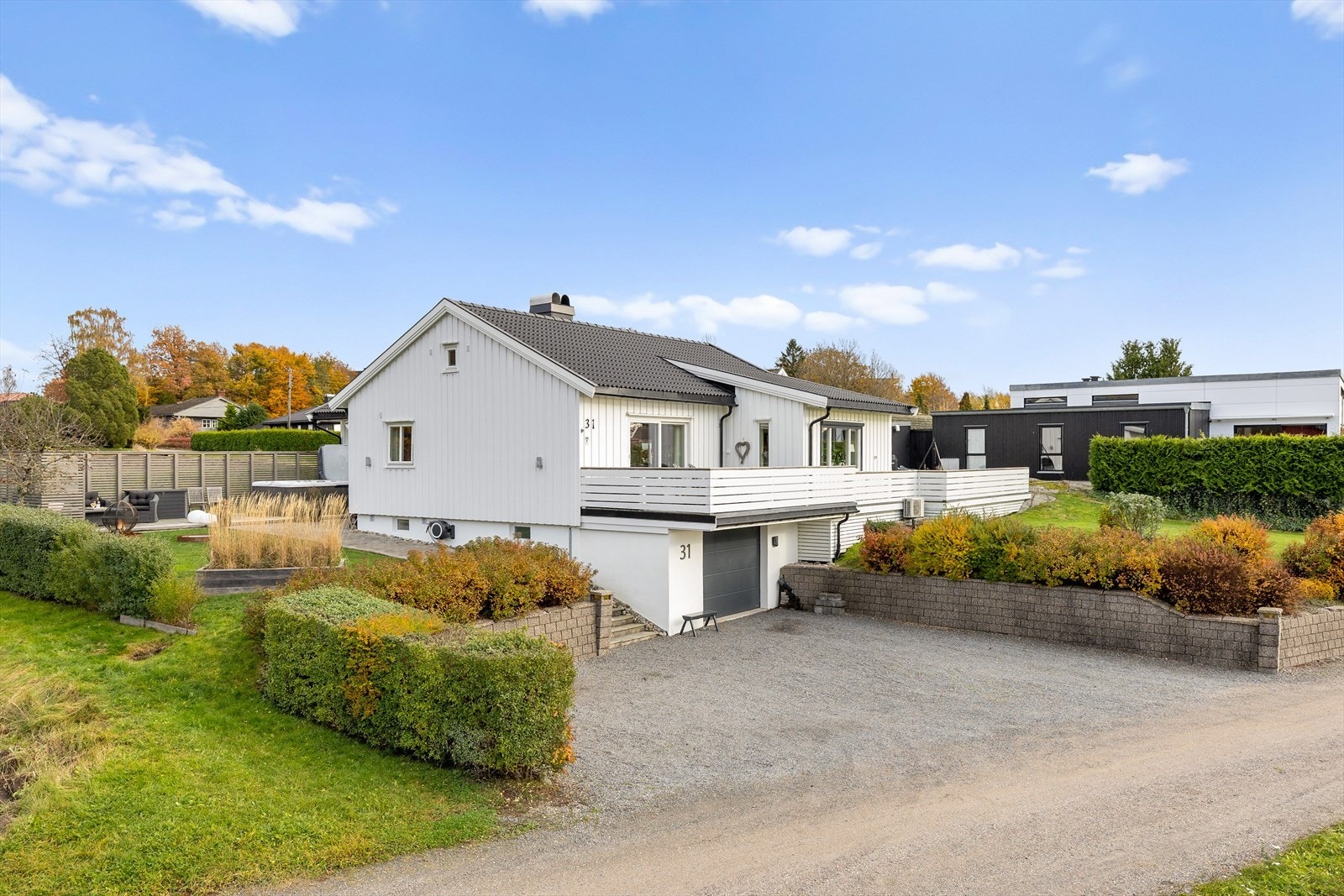 Her bor du i et fredelig og naturskjønt nabolag med kort vei til både skog, sjø og sentrum. Området er kjent for sitt trygge og barnevennlige miljø, med lite trafikk og gode lekeområder i nærheten. Galleribilde