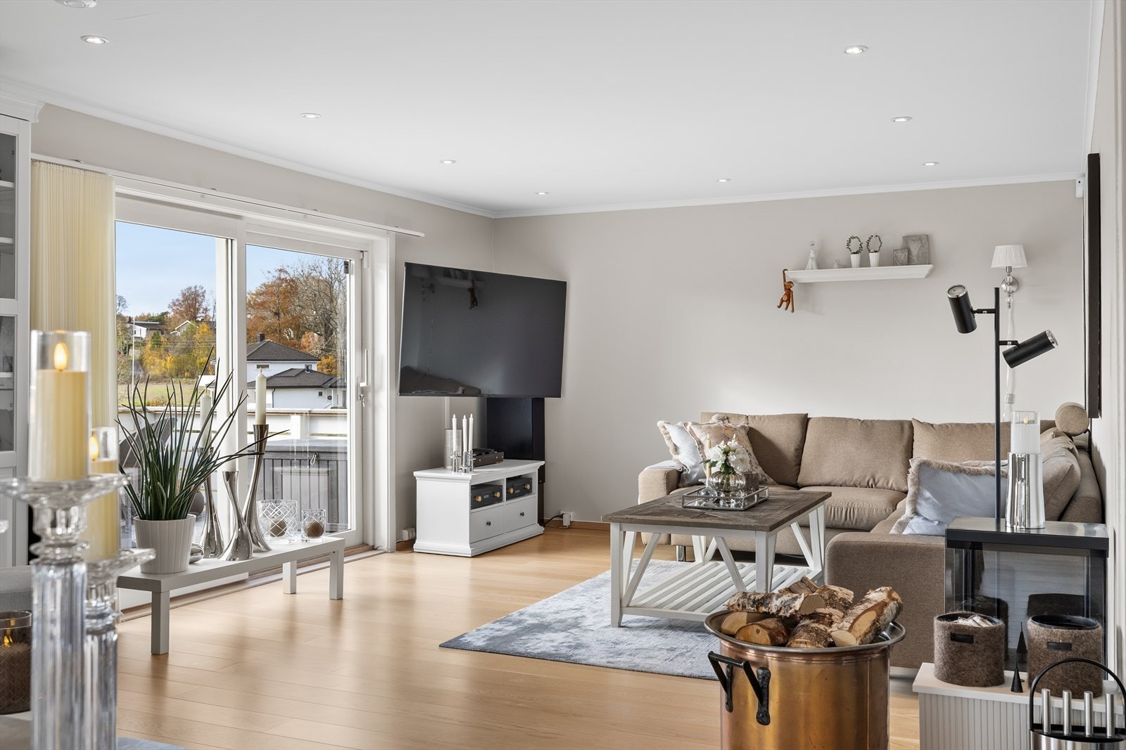 Fra stuen er det utgang til terrassen og hagen. Galleribilde