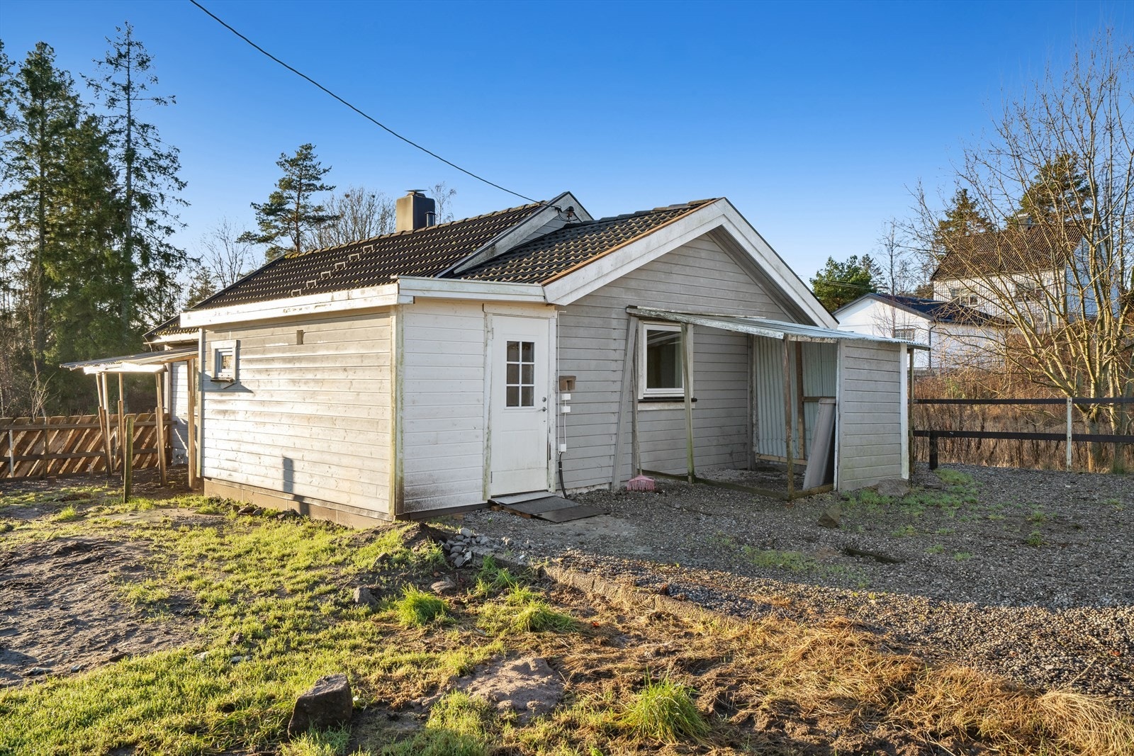 Boligen har behov for totalrenovering og store kostnader må påregnes både innvendig og utvendig Galleribilde