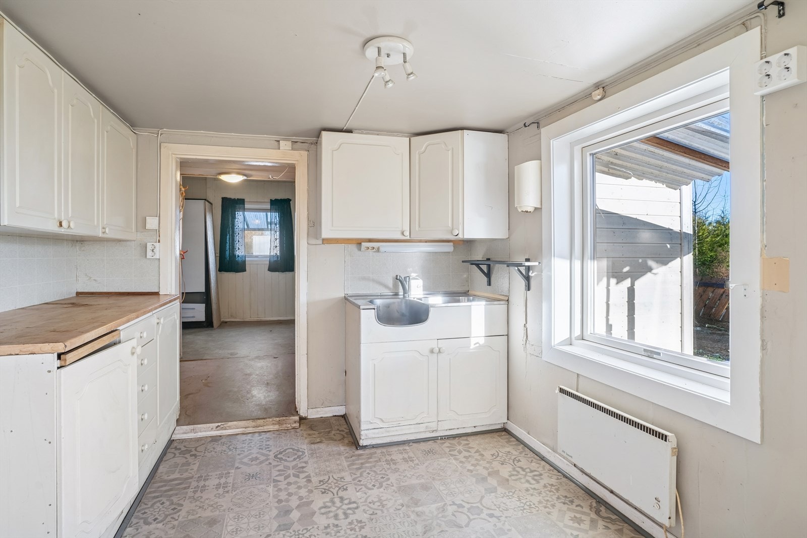 Kjøkkenet er utstyrt med en innredning som er skiftet ut etter byggeåret. Galleribilde