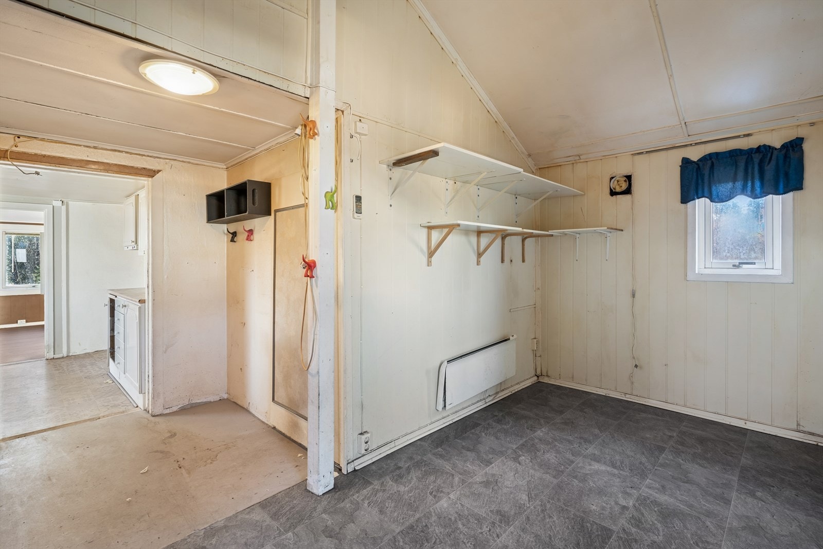 Boligen har behov for totalrenovering, med flere avvik som krever tiltak. Galleribilde