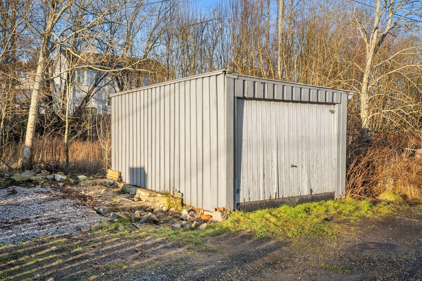 Frittstående enkel garasje med vippeport. Galleribilde