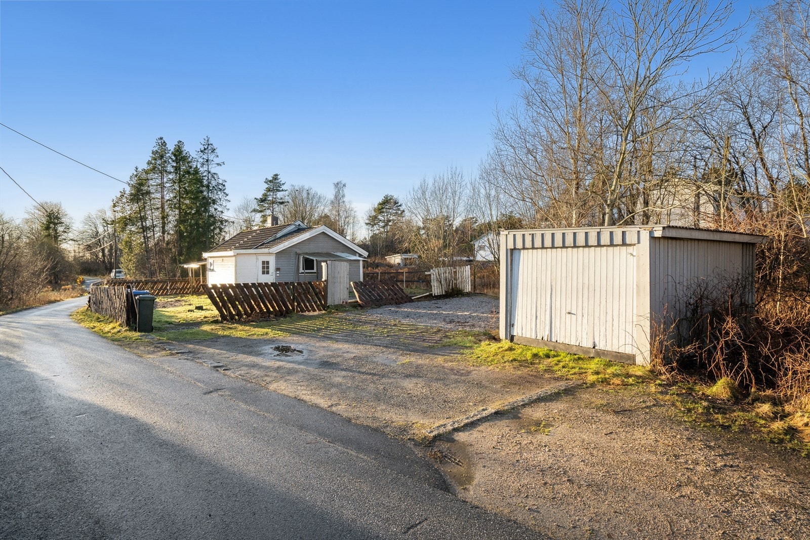 Eiendommen ligger i et etablert boligområde på Rolvsøy med kort avstand til skoler, barnehager og offentlig kommunikasjon. Galleribilde