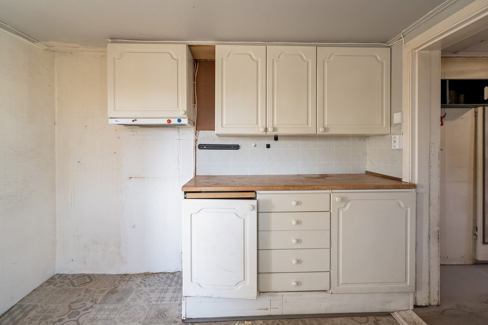 Innredningen har hvite profilerte fronter og benkeplate i laminat. Galleribilde