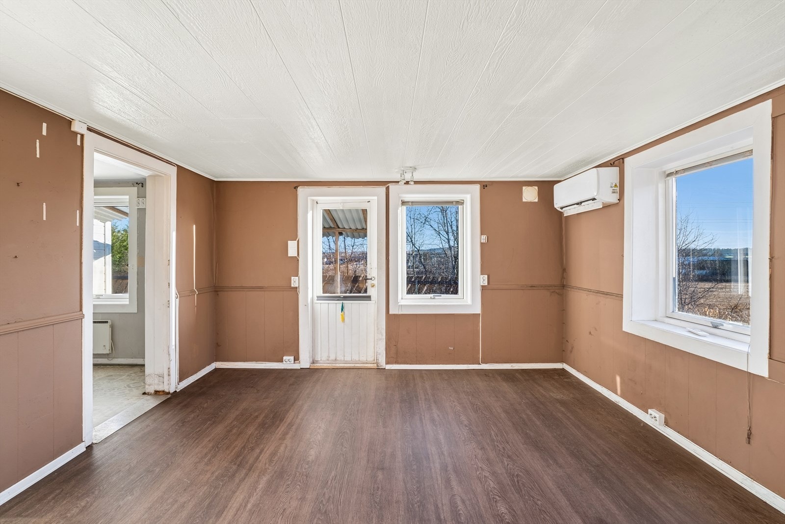 Her er det vindusflater på flere vegger som slipper inn mye naturlig lys i rommet. Galleribilde