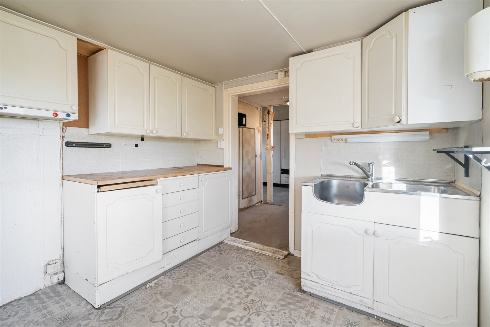 Rustfri vask med benkebeslag og blandebatteri. Galleribilde