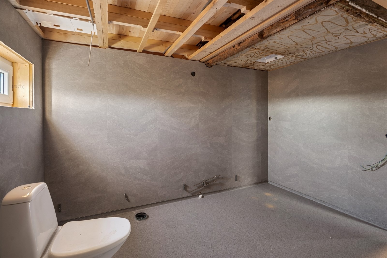 Arbeidet som er utført bærer preg av å være ufagmessig, og rommet må derfor totalrenoveres for å tilfredsstille dagens krav til våtrom. Galleribilde