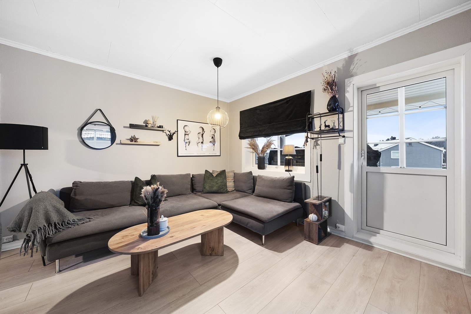 Fra stuen er det utgang til leilighetens nydelige balkong. God plass til en hyggelig sittegruppe. Galleribilde