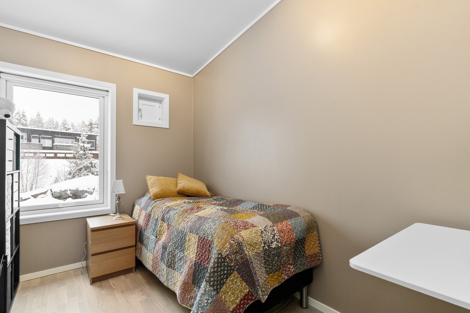 Det andre soverommet er også lyst og pent, med plass til seng og nattbord. Galleribilde