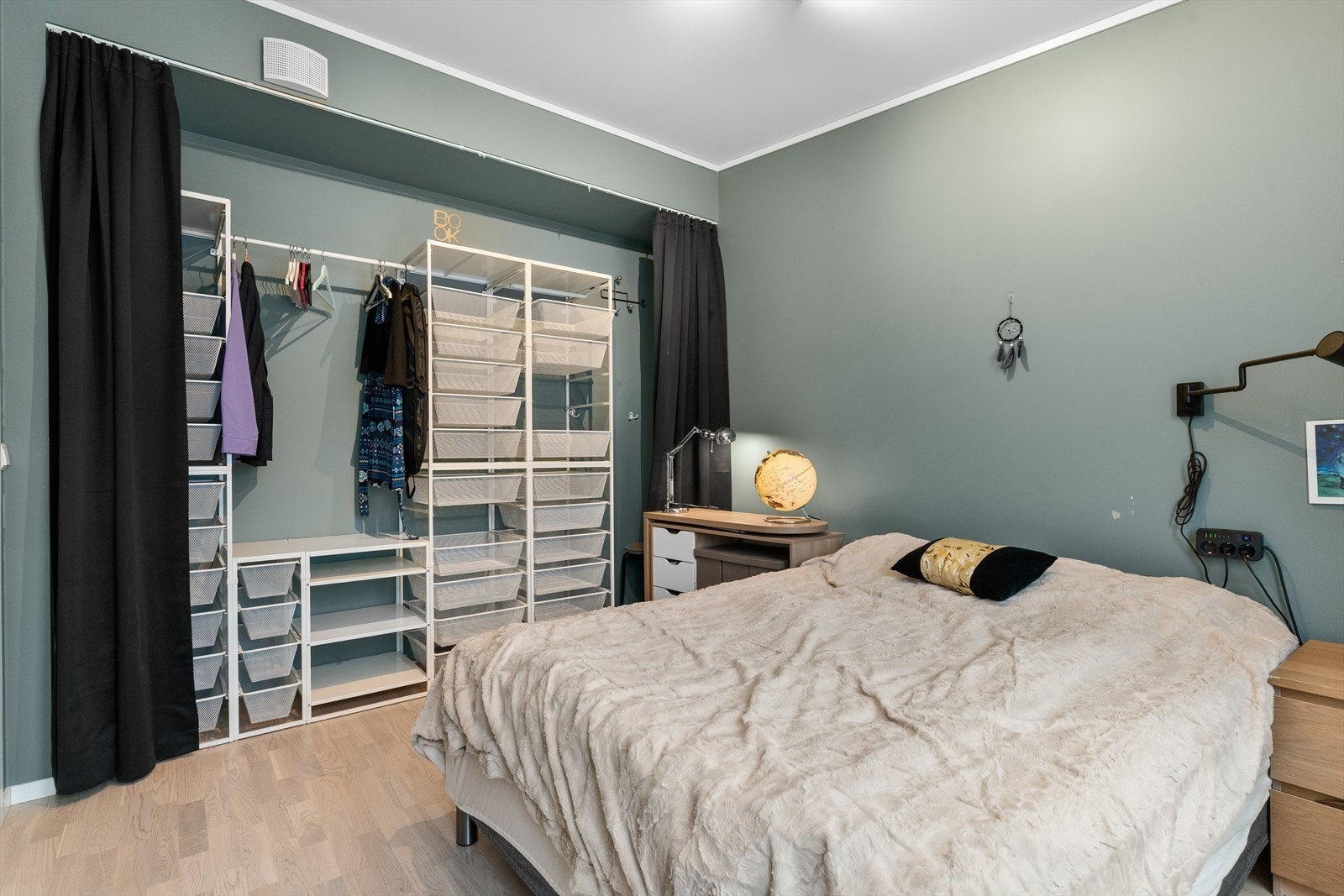 Det er satt inn garderobeinnredning på store deler av den ene veggen. Galleribilde