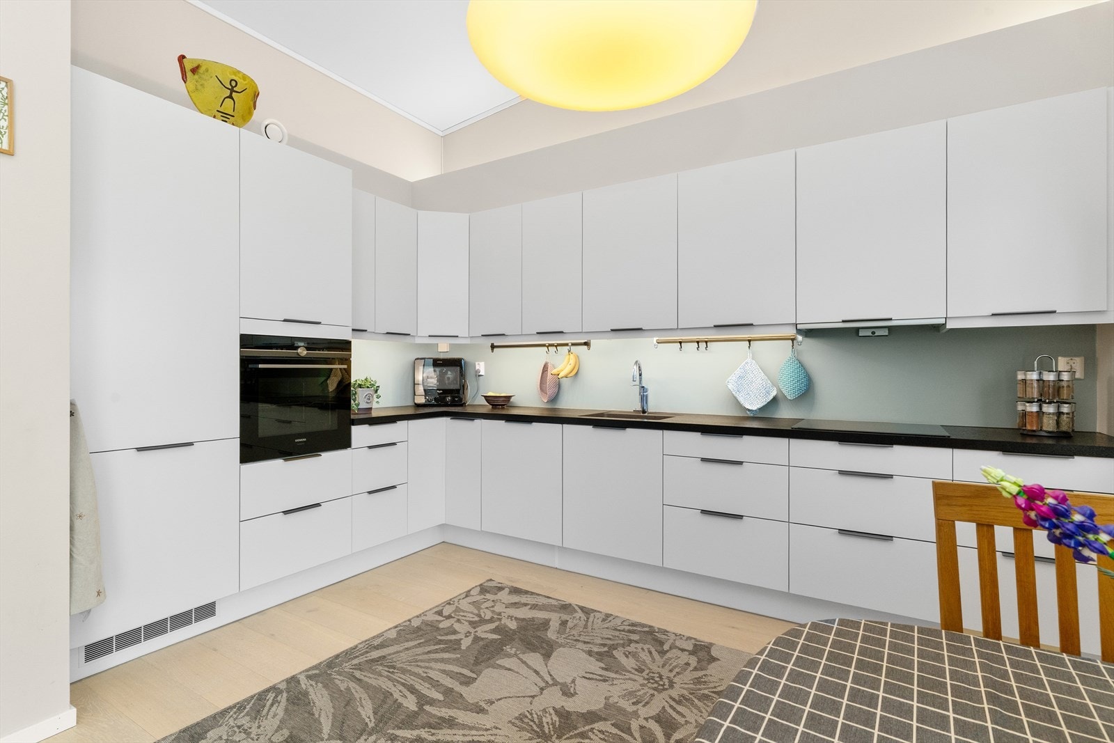 Kjøkken fra HTH med integrerte hvitevarer og slette fronter. Galleribilde