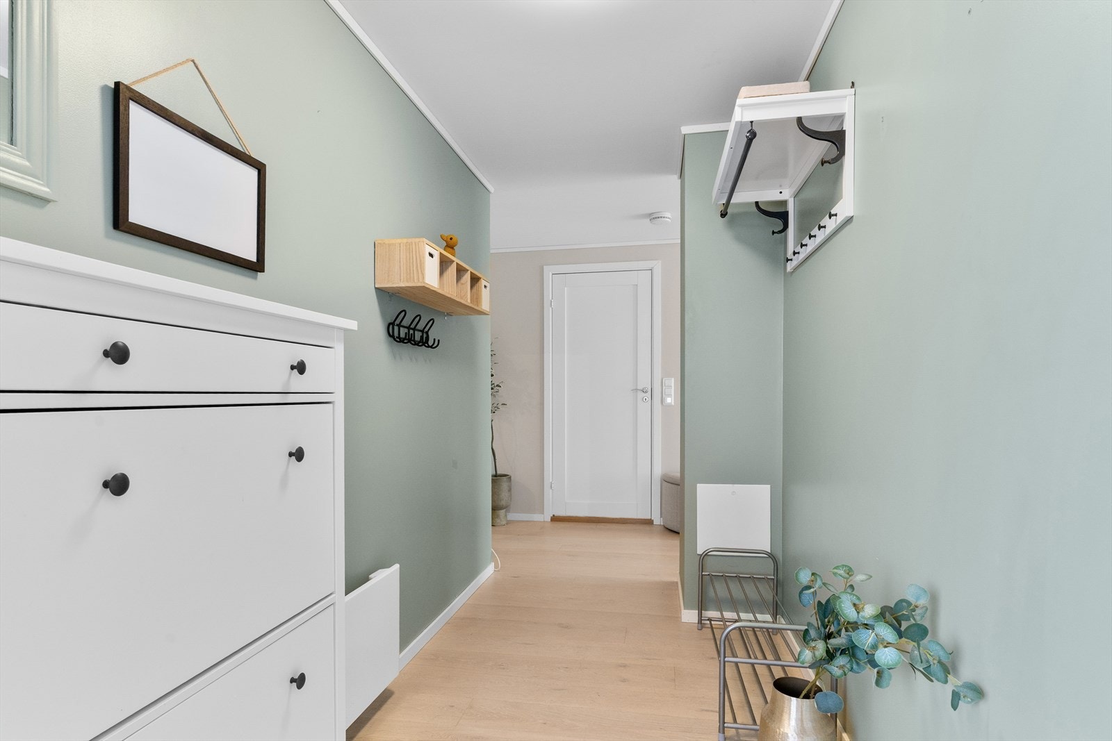 Entréen er romslig med god plass til oppheng for yttertøy. Galleribilde
