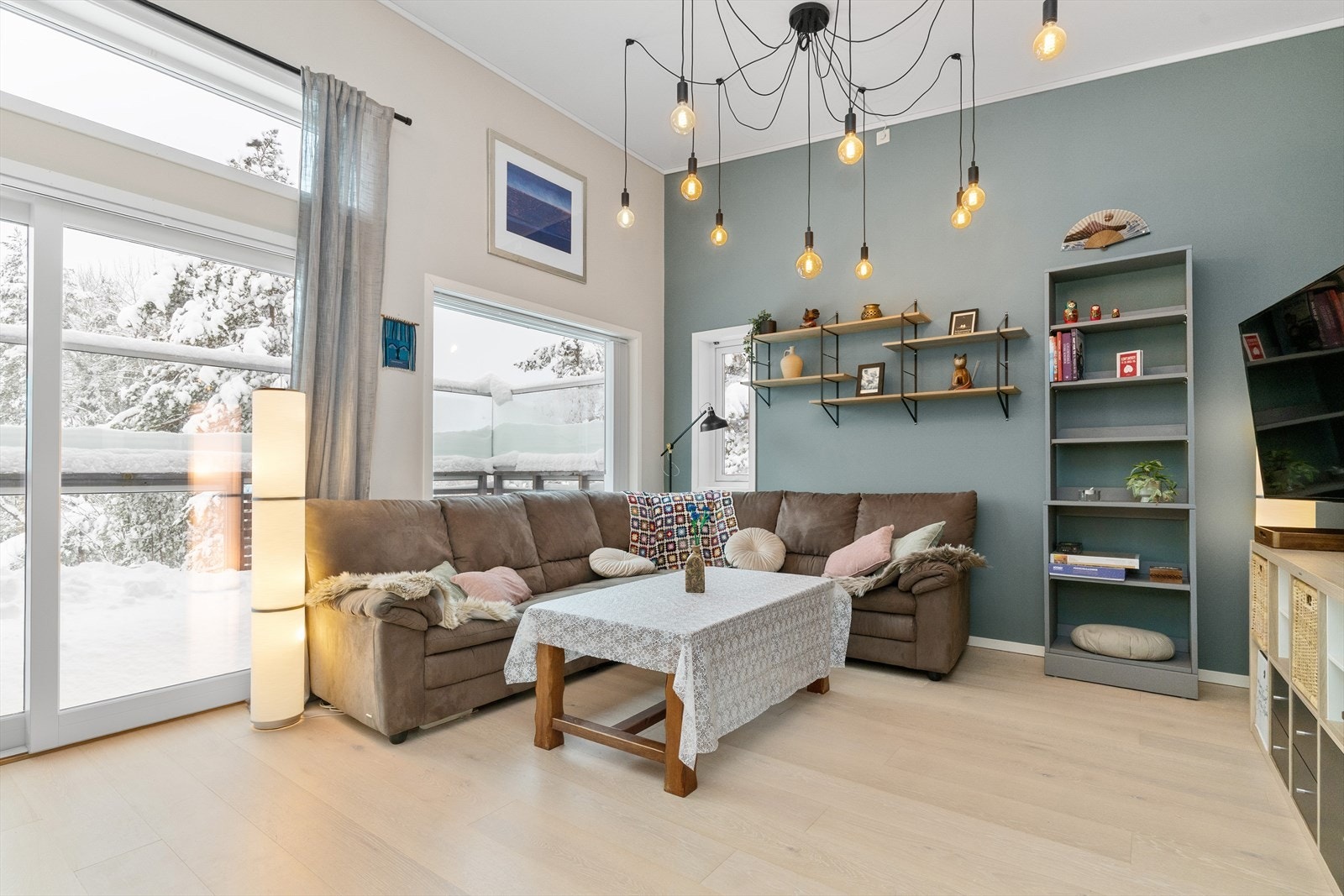 Det er store vindusflater samt skyvedør ut til balkong. Galleribilde