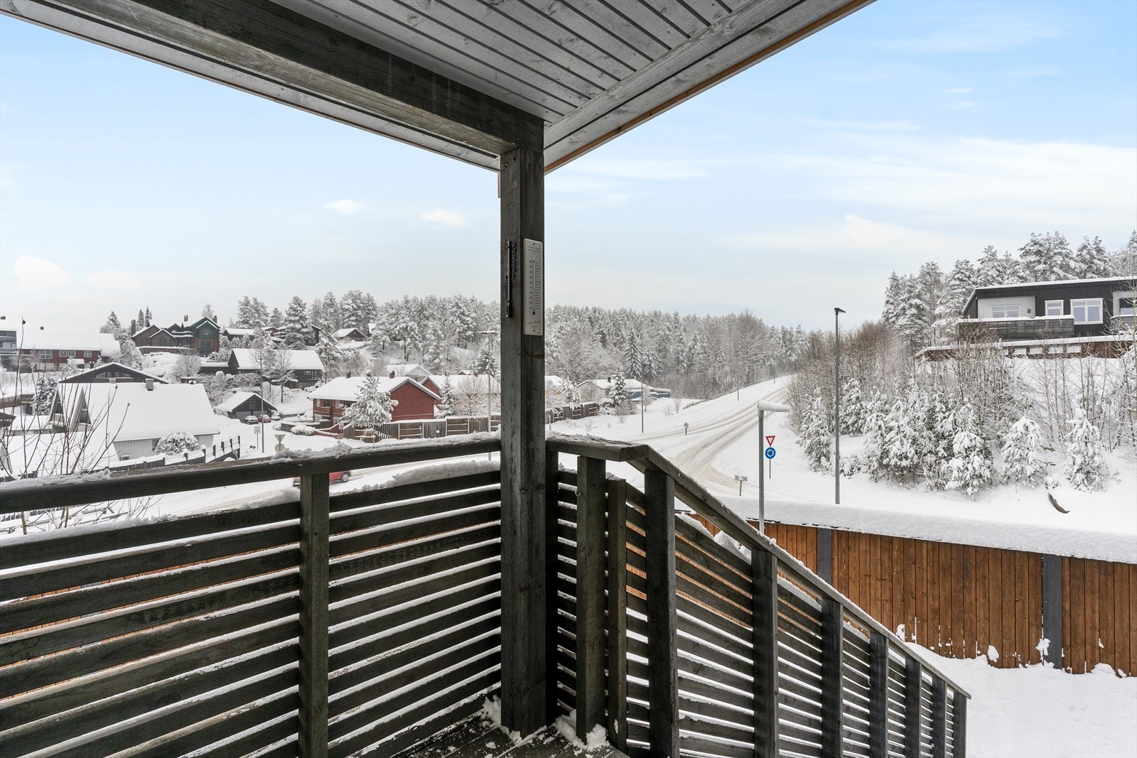 Inngangspartiet er overbygget og det er adkomst til utvendig bod ved siden av inngangen til leiligheten Galleribilde