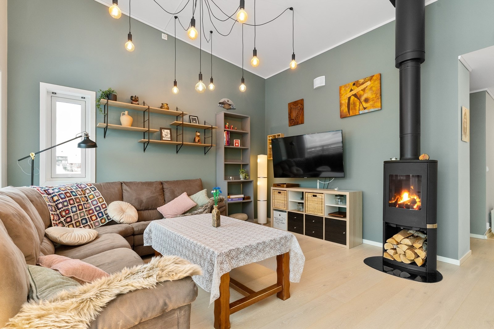 Peisovnen er montert mellom stuedelen og kjøkkenet, slik at den kan sees både fra sofakroken og fra spisebordet. Galleribilde