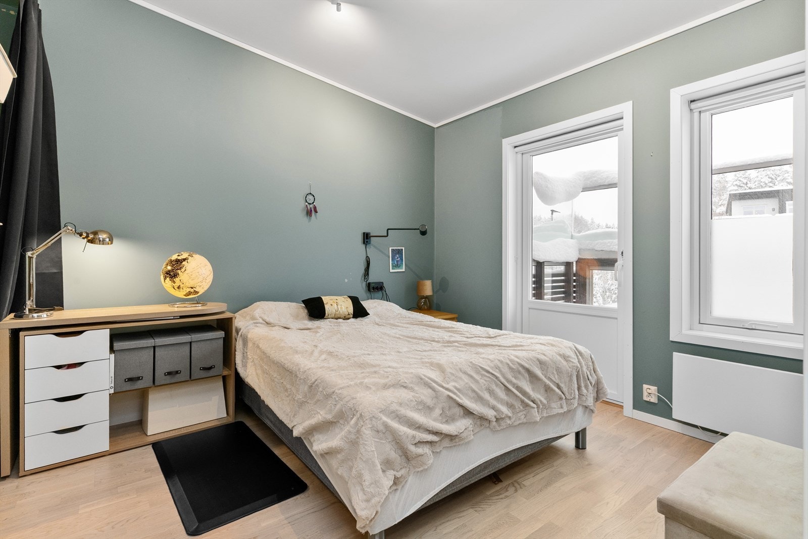 Hovedsoverommet er malt i dus farge, og det er plass til dobbelseng og nattbord. Det er også utgang til luftebalkong på ca. 3 kvm. Galleribilde