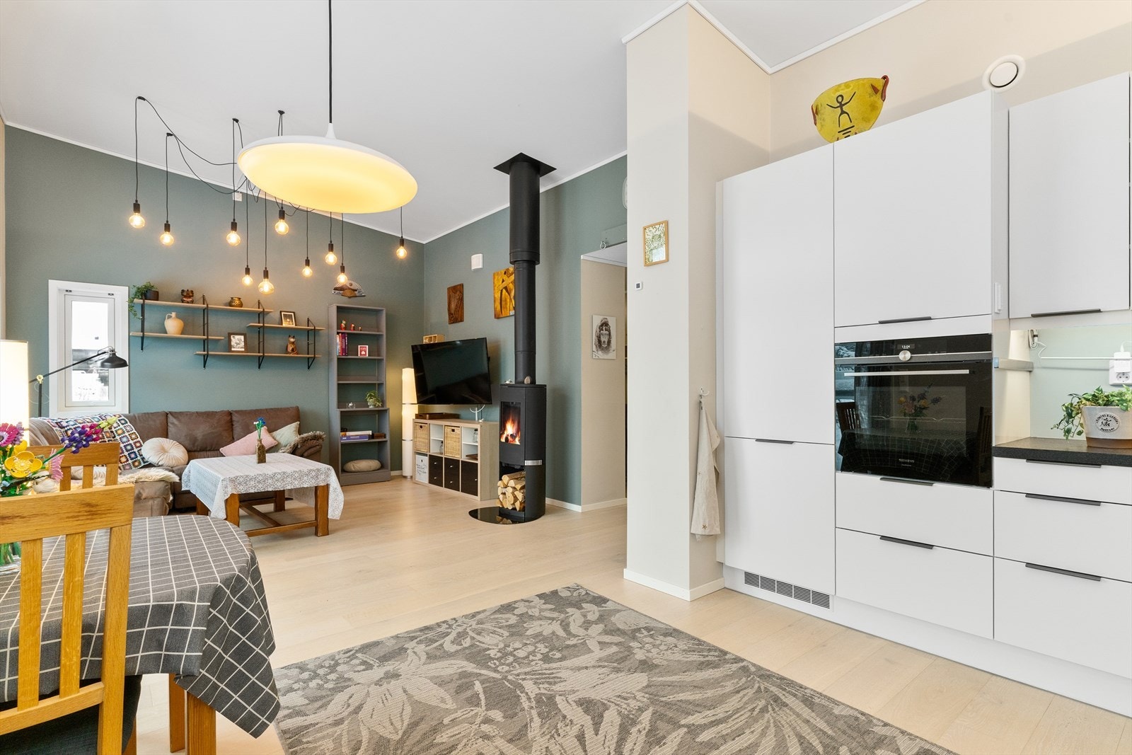 Leiligheten har åpen løsning mellom stue og kjøkken, og det er ekstra høy takhøyde som gir en god atmosfære til rommet. Galleribilde