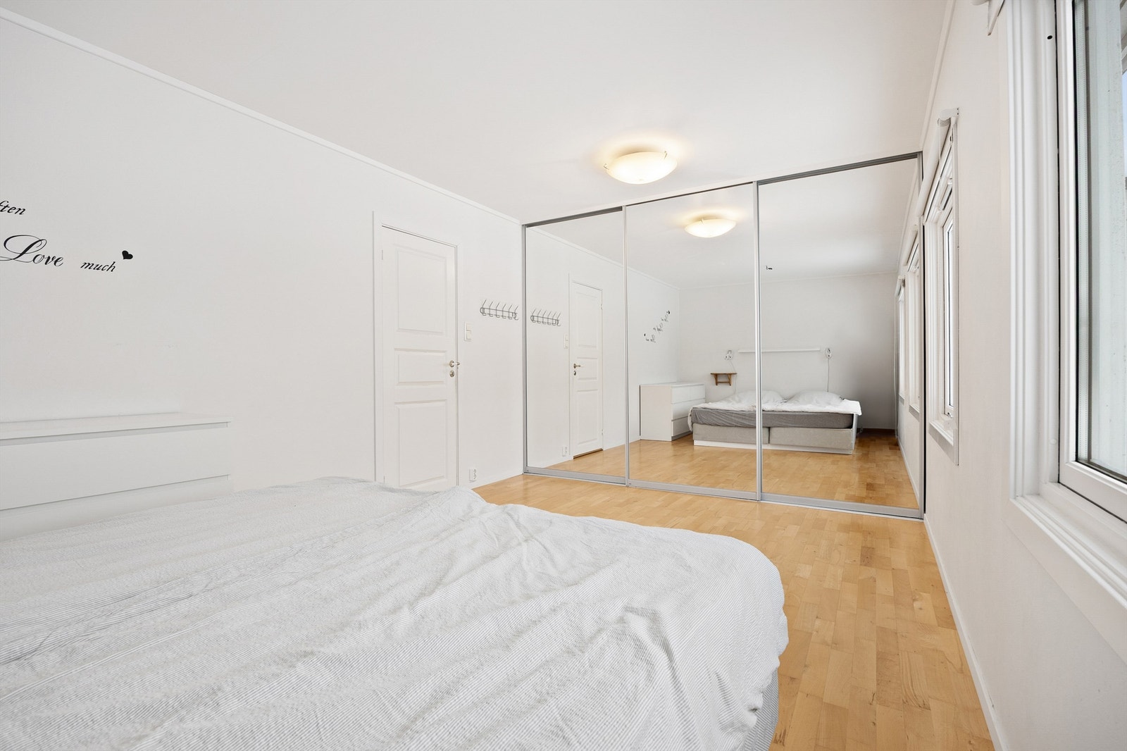 Rommet har god plass til en stor seng og tilhørende soveromsmøblement Galleribilde