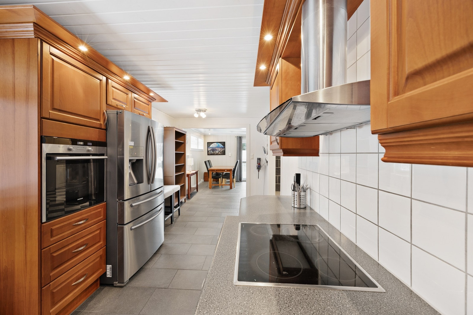 Keramiske fliser mellom over og underskap Galleribilde