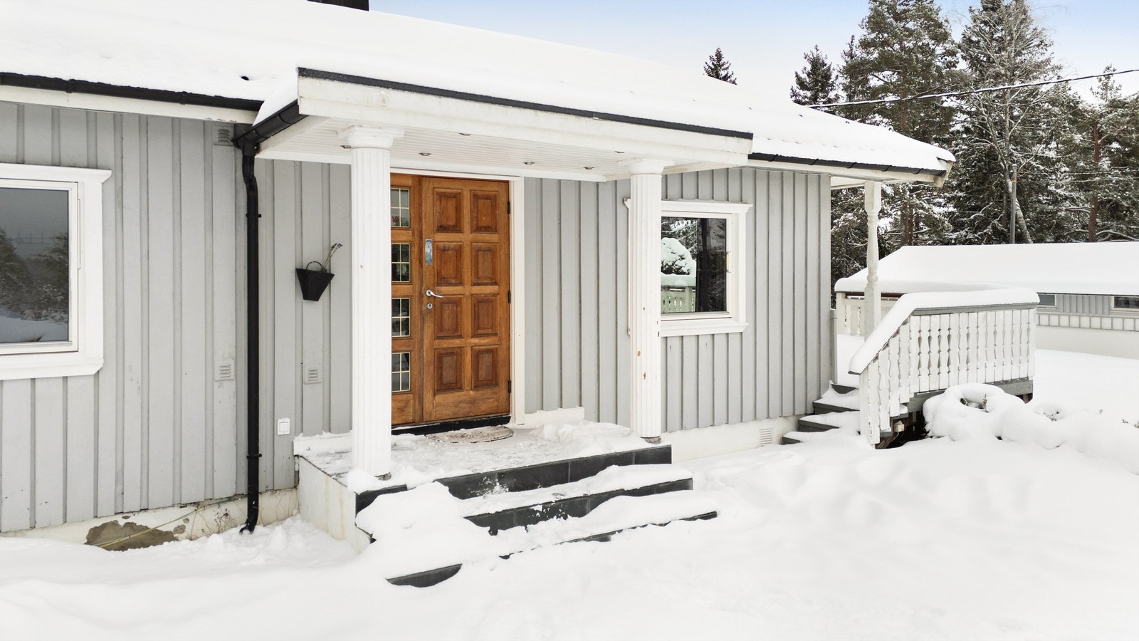 Boligen har et koselig overbygget inngangsparti Galleribilde