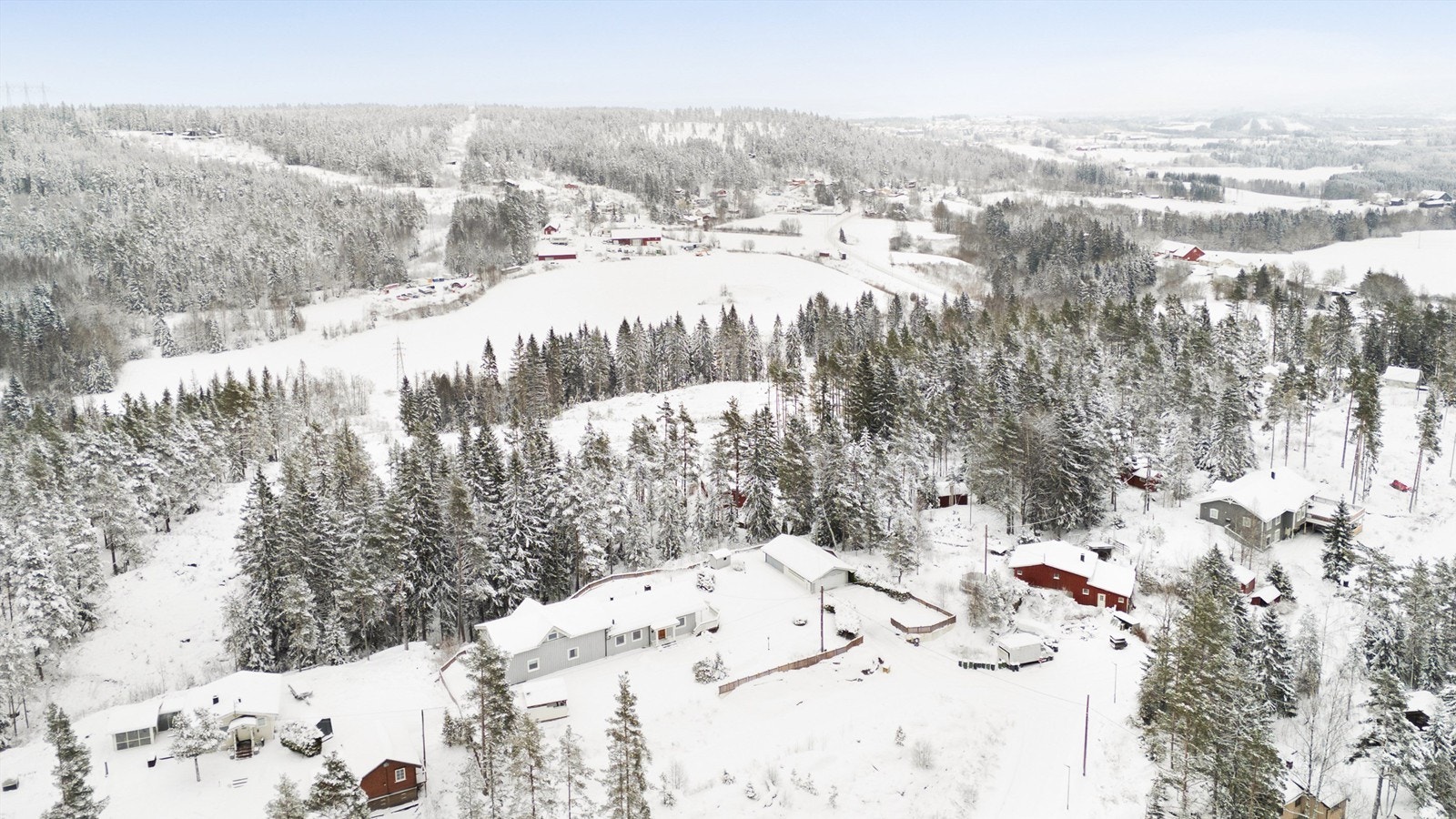 Boligen ligger i et rolig område med landlige preg, med småhusbebyggelse på boligfeltet Galleribilde