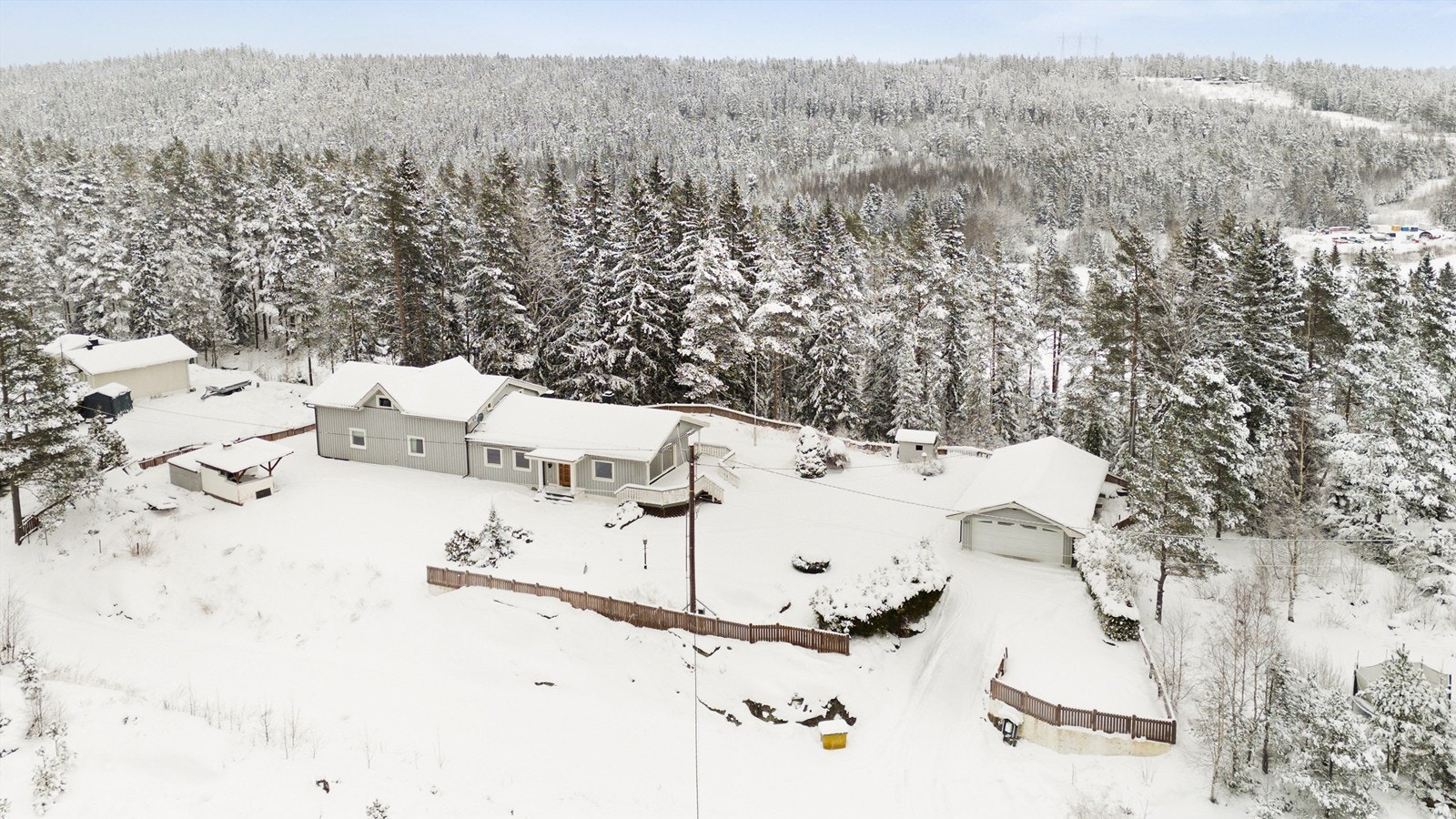 Eneboligen ligger rolig til på Solberg Østli, innerst i en internvei på boligfeltet med skog og mark i umiddelbar nærhet Galleribilde