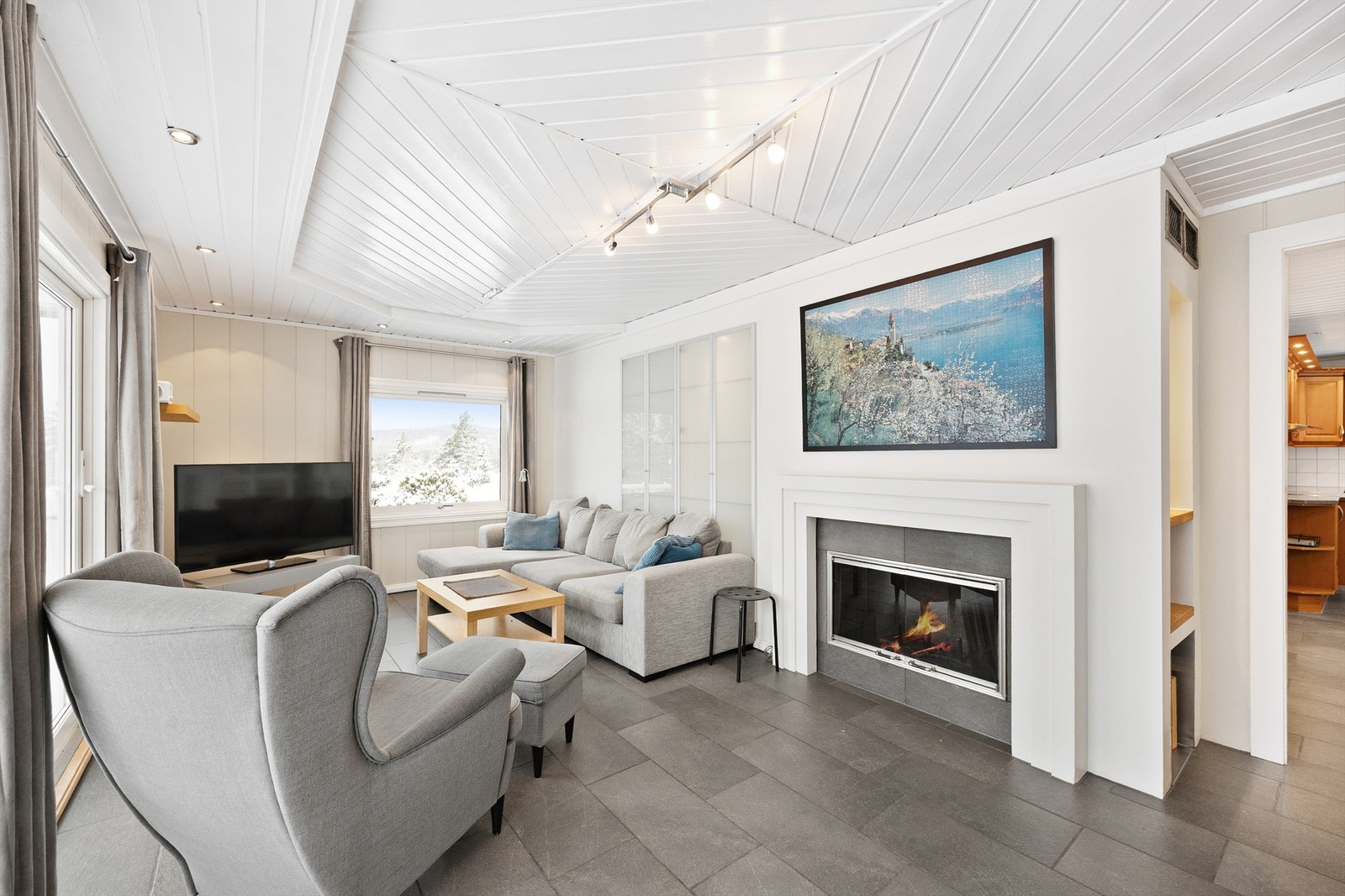 Stuen er lyse og med store vindusflater som gir en luftig og åpen følelse Galleribilde