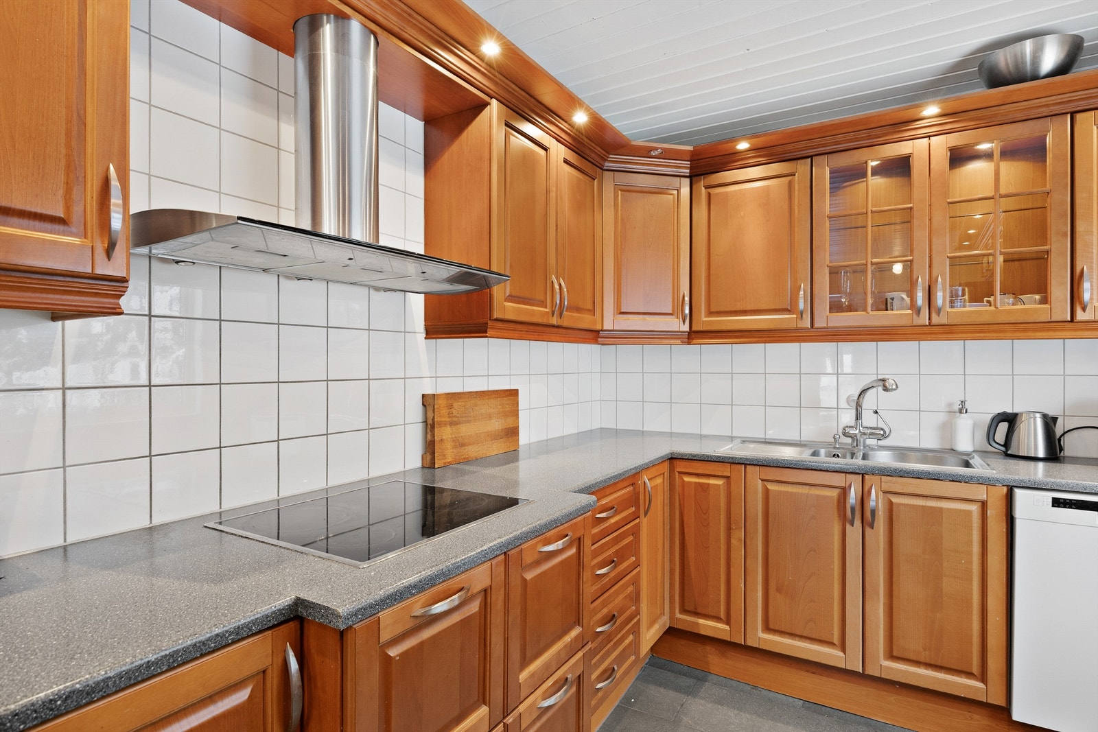 Kjøkkenet har ventilator med avtrekk ut. Galleribilde