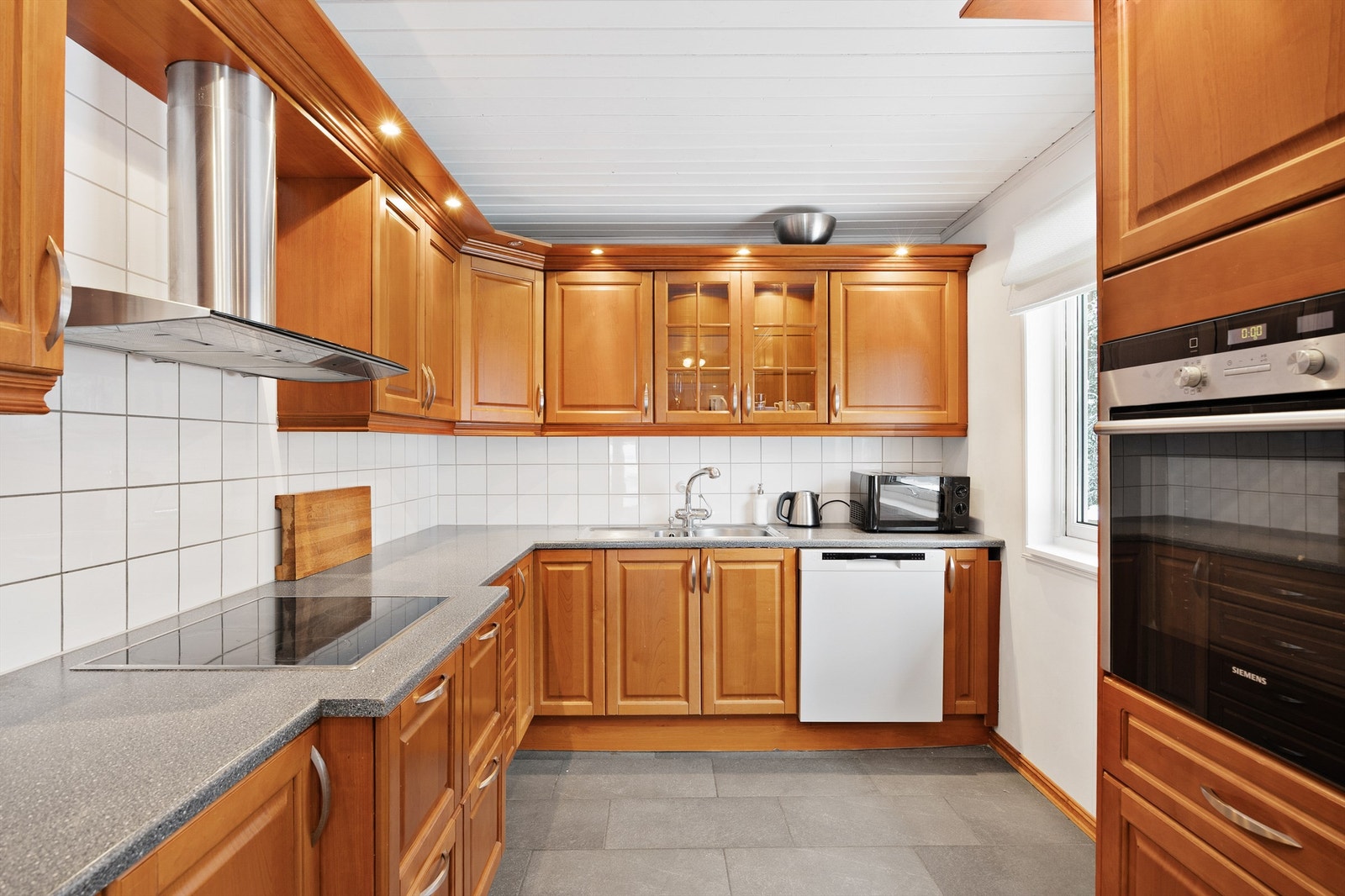 Innredningen består av profilert fronter, laminert benkeplate, integrert koketopp, stekeovn og opplegg for oppvaskmaskin.
' Galleribilde