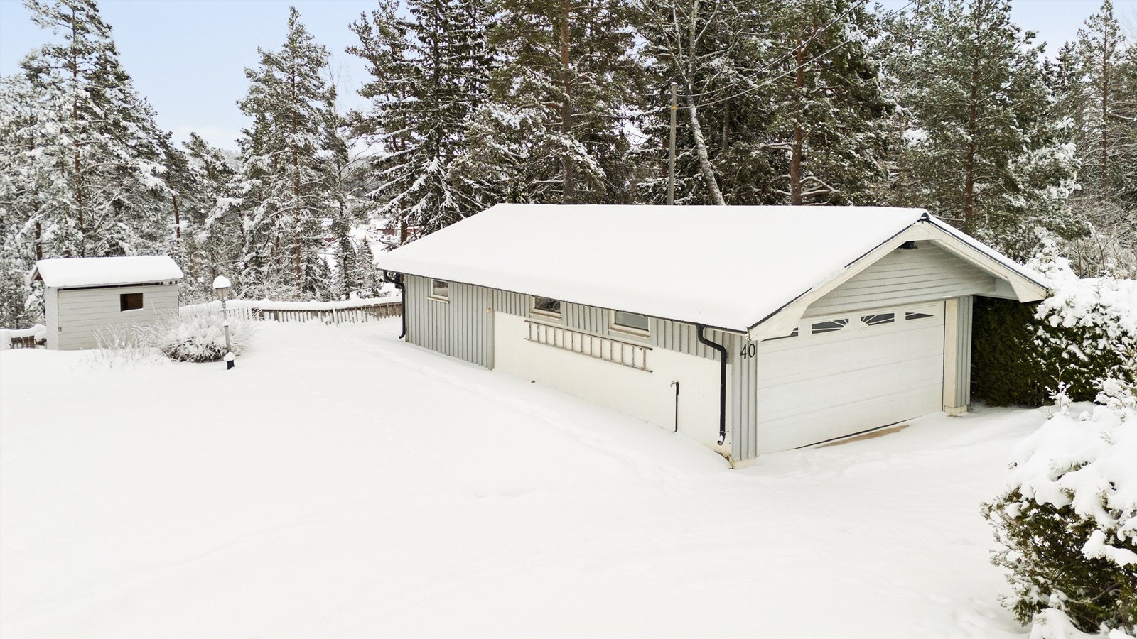 Garasje med parkering og et tilbygg. Tilbygget er ikke byggemeldt gjennom kommunen. Det er mulighet for etablering av ladepunkt i garasjen. Galleribilde