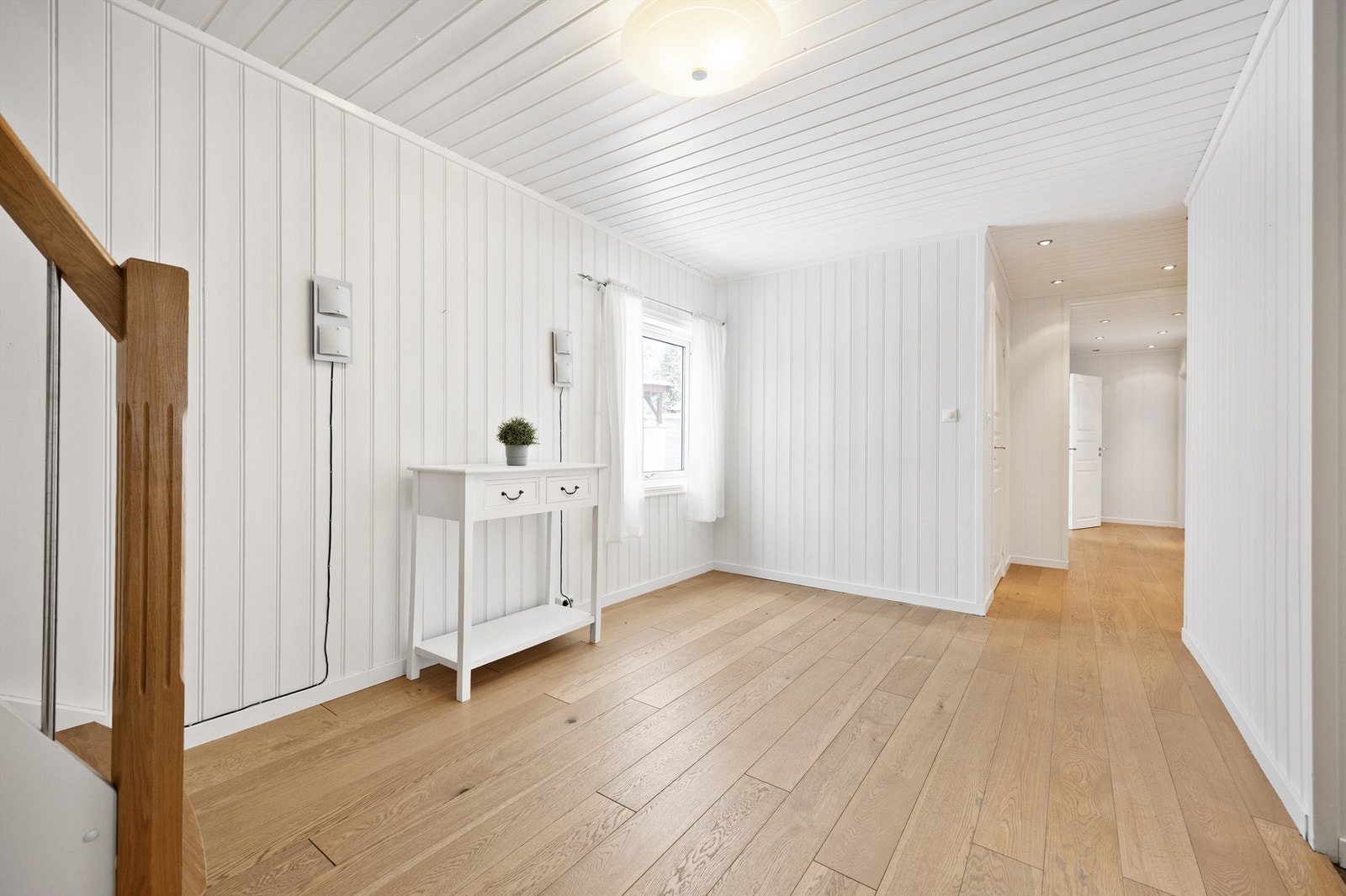 Boligen er godt belyst med naturlig belysning fra store vindusflater, samt utstrakt bruk av downlights Galleribilde