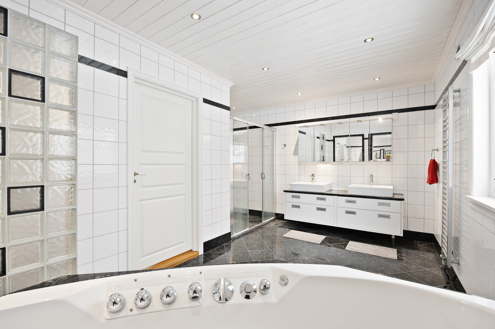 Bad med flislagte gulv og vegger med varme i gulv Galleribilde