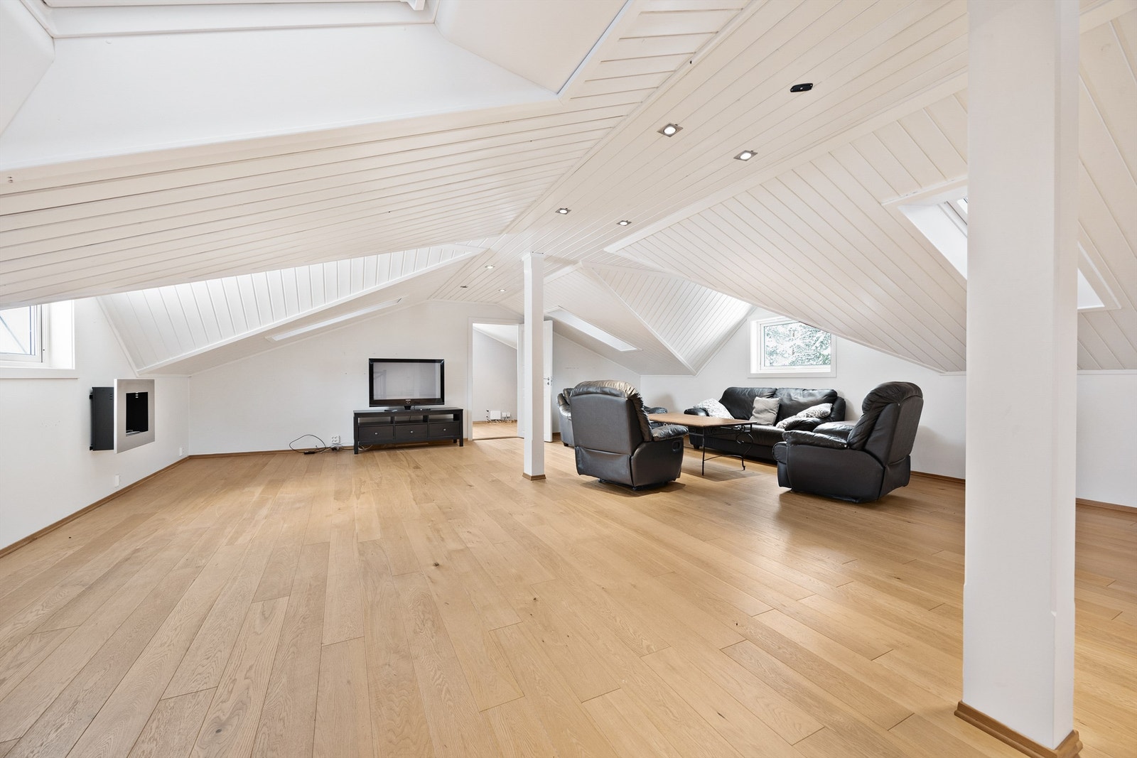 Rommet kan fint innredes som bibliotek, TV-stue eller som et perfekt lekerom for barna. Galleribilde