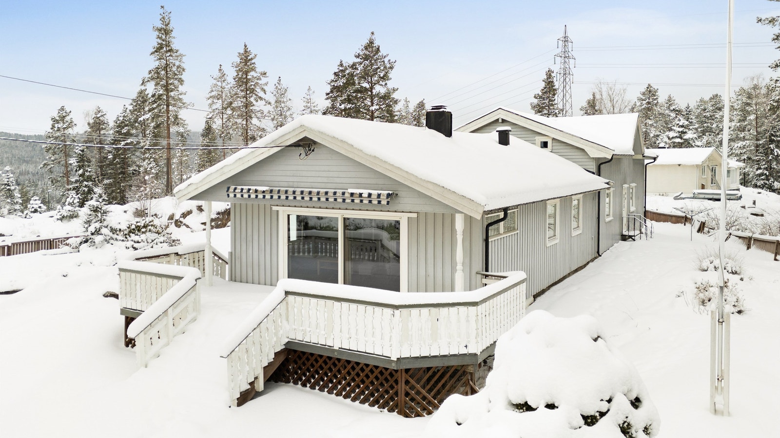 Tomten er godt opparbeidet med flere områder for lek og diverse med gode solforhold utover dagen. Galleribilde