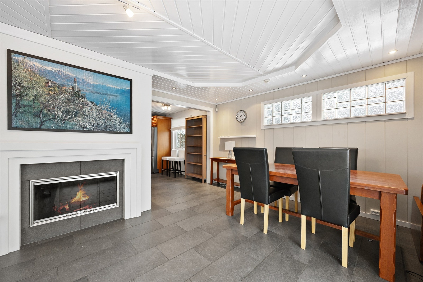 Boligen har en elementpipe som er flislagt i gang og påkoblet peisovn både i stuen og i entréen. Galleribilde