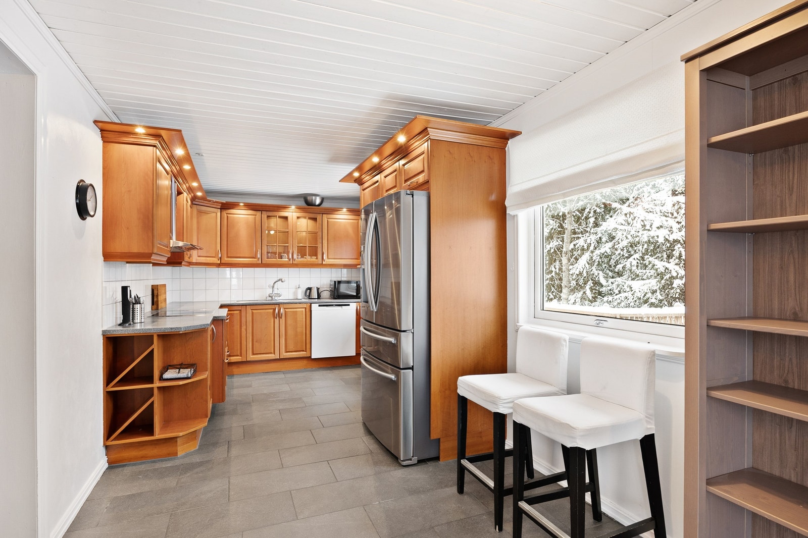 Kjøkken av god størrelse med vindusflater som slipper inn rikelig med naturlig lys Galleribilde