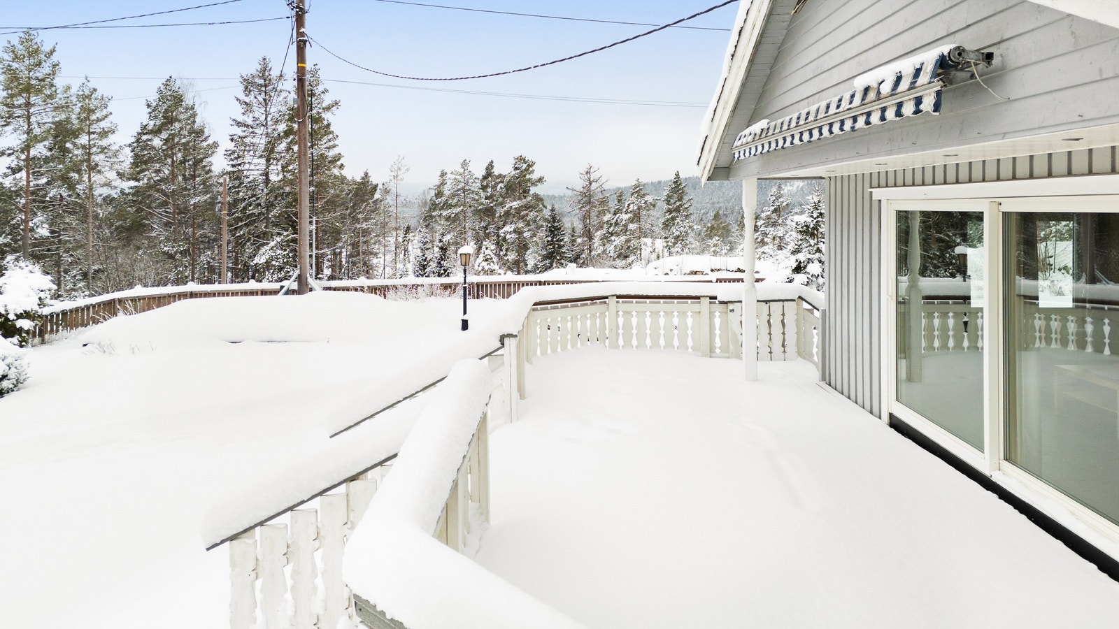 Fra terrassen har man adkomst ned til hagen Galleribilde
