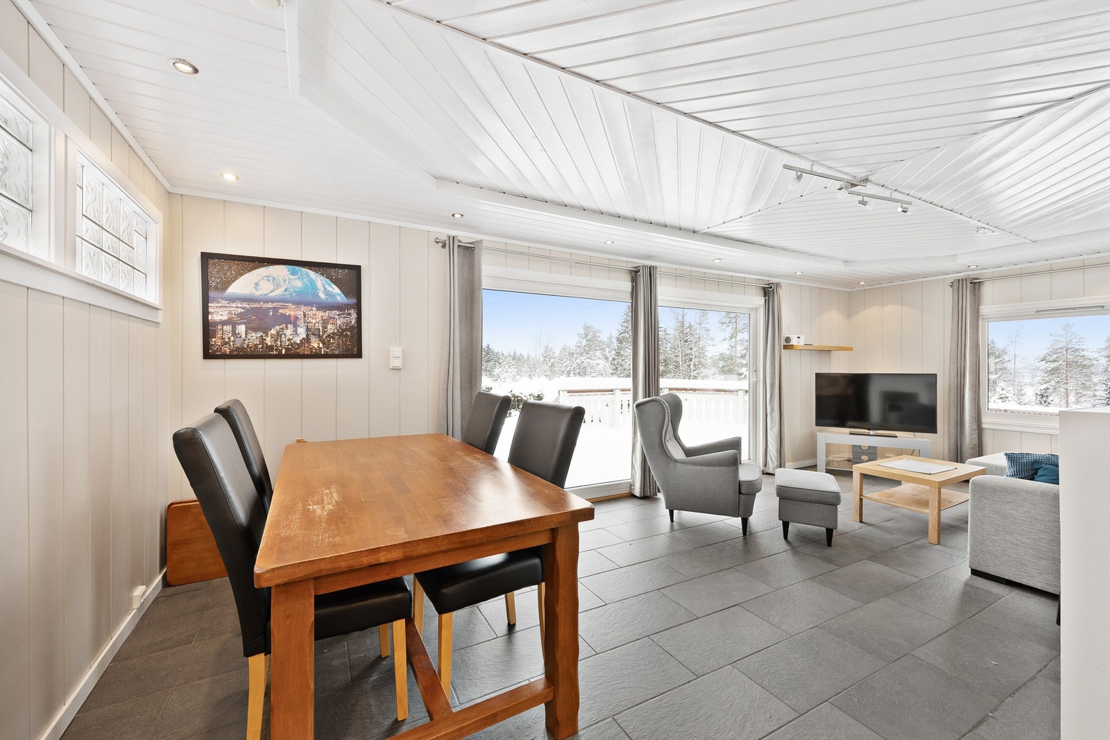 Stue av god størrelse med gode muligheter for innredning av både spisebordet og sofakroken Galleribilde