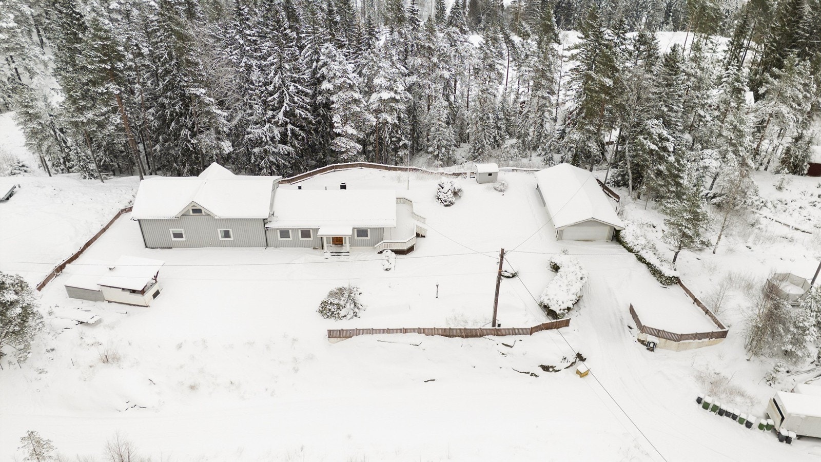 Dette er en innholdsrik bolig som er lys og og luftig med flere gode rom og som tilbyr mye plass for familien. Galleribilde