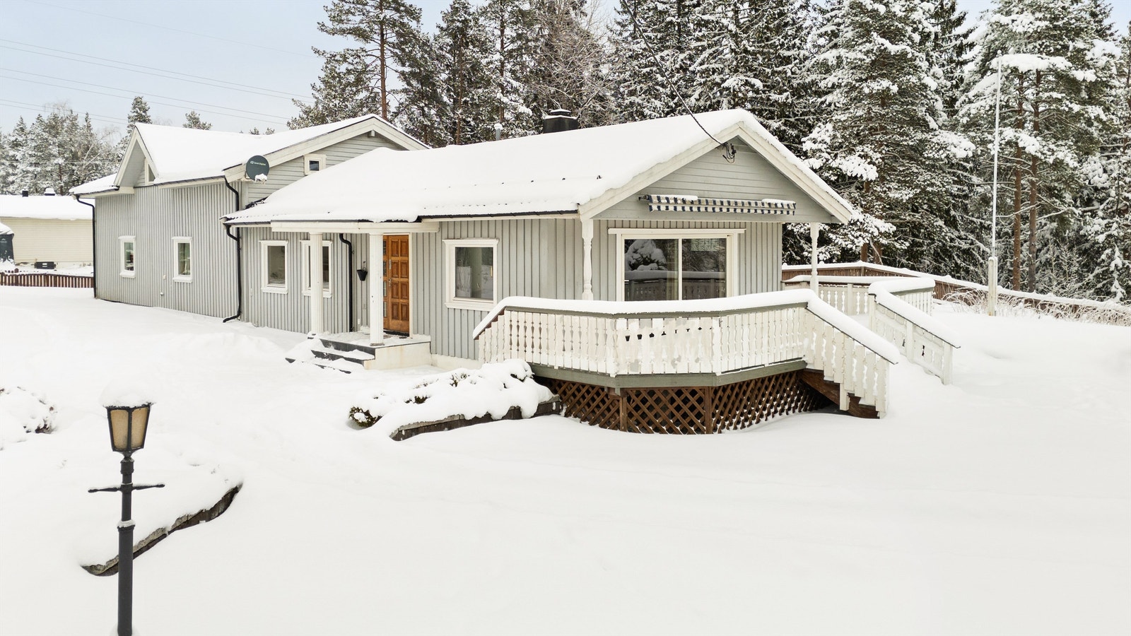 Innholdsrik enebolig med stor, solrik tomt i landlig beliggenhet kort vei fra skedsmokorset. Galleribilde