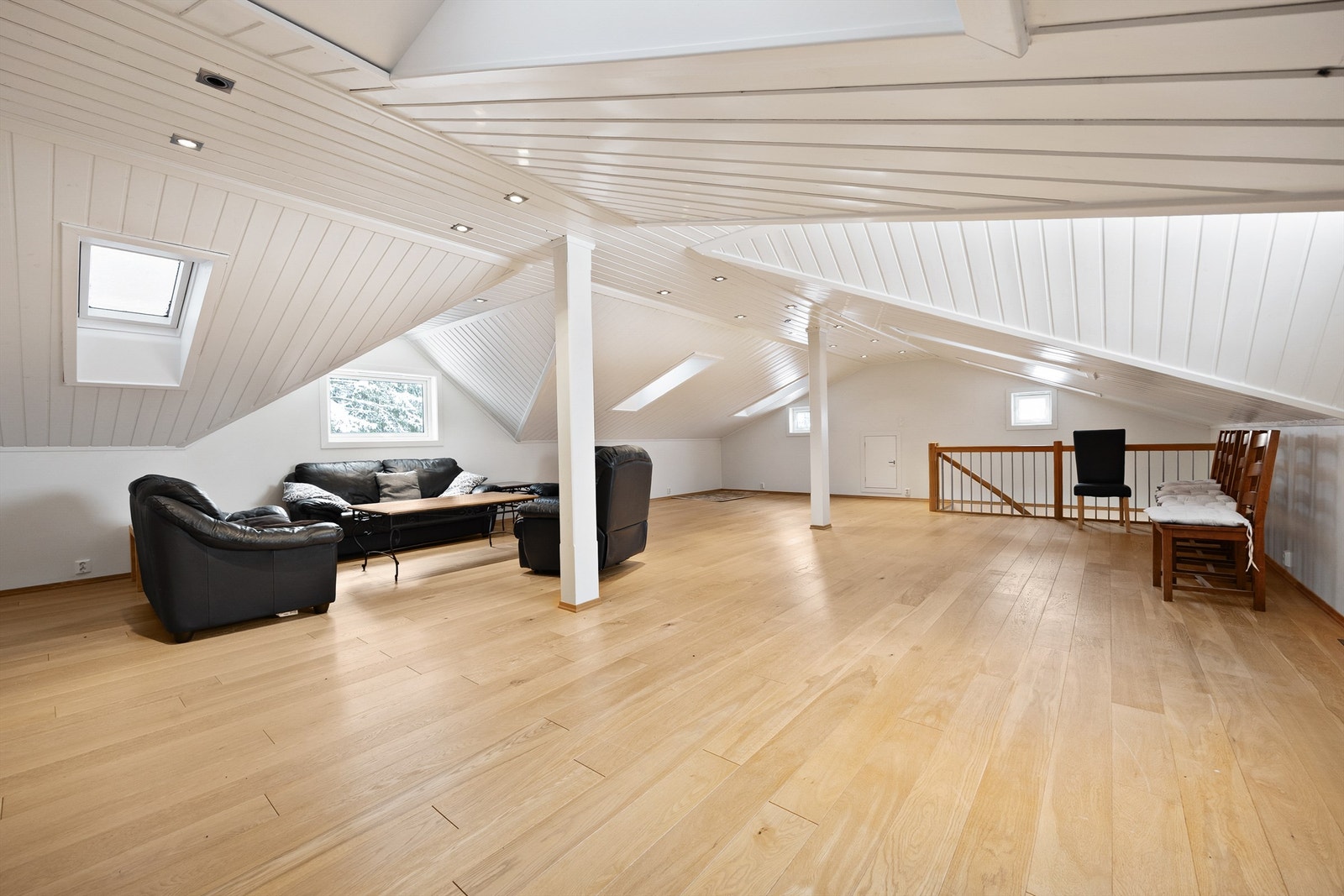 Loftsetasje av god størrelse med en større stue med gode muligheter for innredning. Velux takvinduer og dowlights i taket sørger for god belysning i stuen. Galleribilde