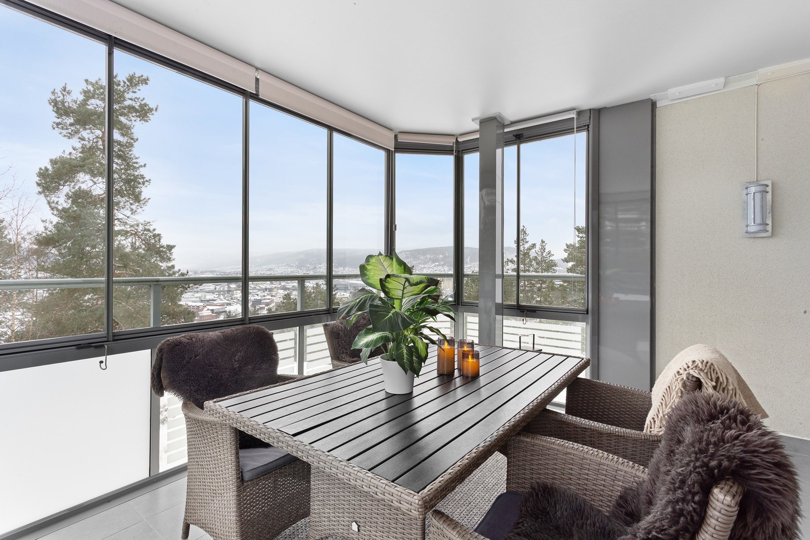 Innglasset balkong på ca. 13 kvm med utsikt mot skogen og Drammen sentrum. Flott ekstra rom på varme dager! Galleribilde